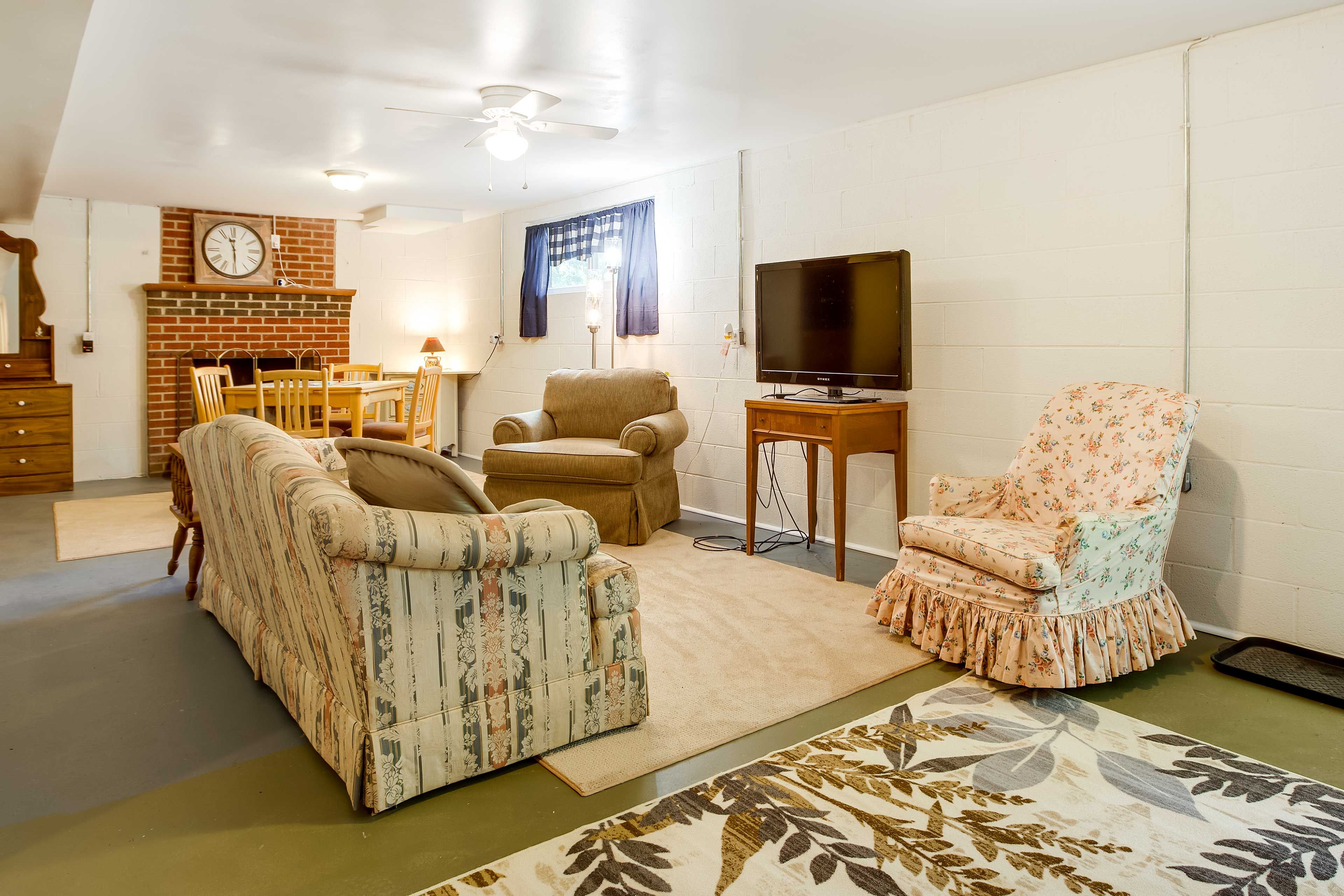 Living Room | Flat-Screen TV | Game Table