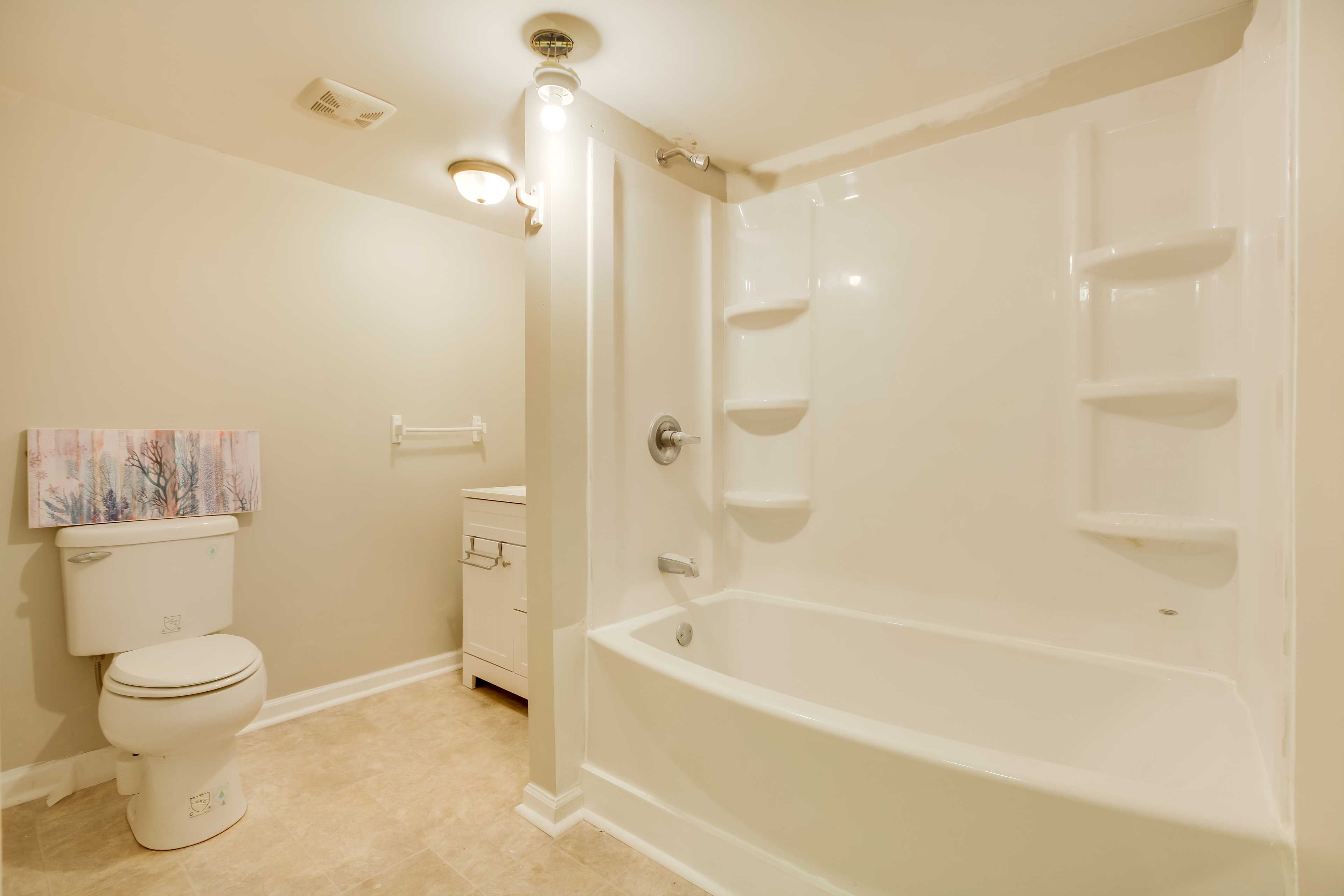 Full Bathroom | Towels & Linens Provided