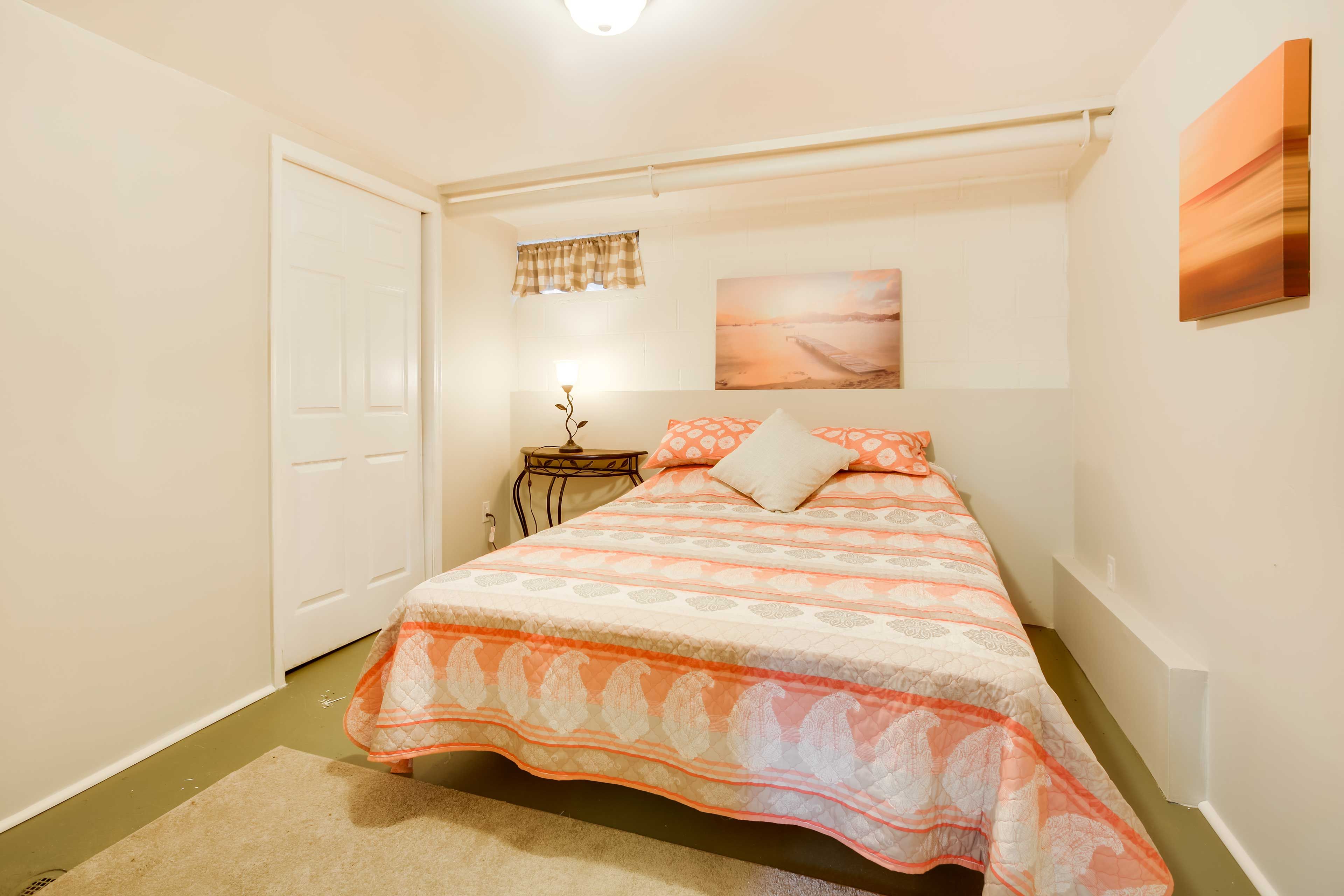 Bedroom 1 | Queen Bed