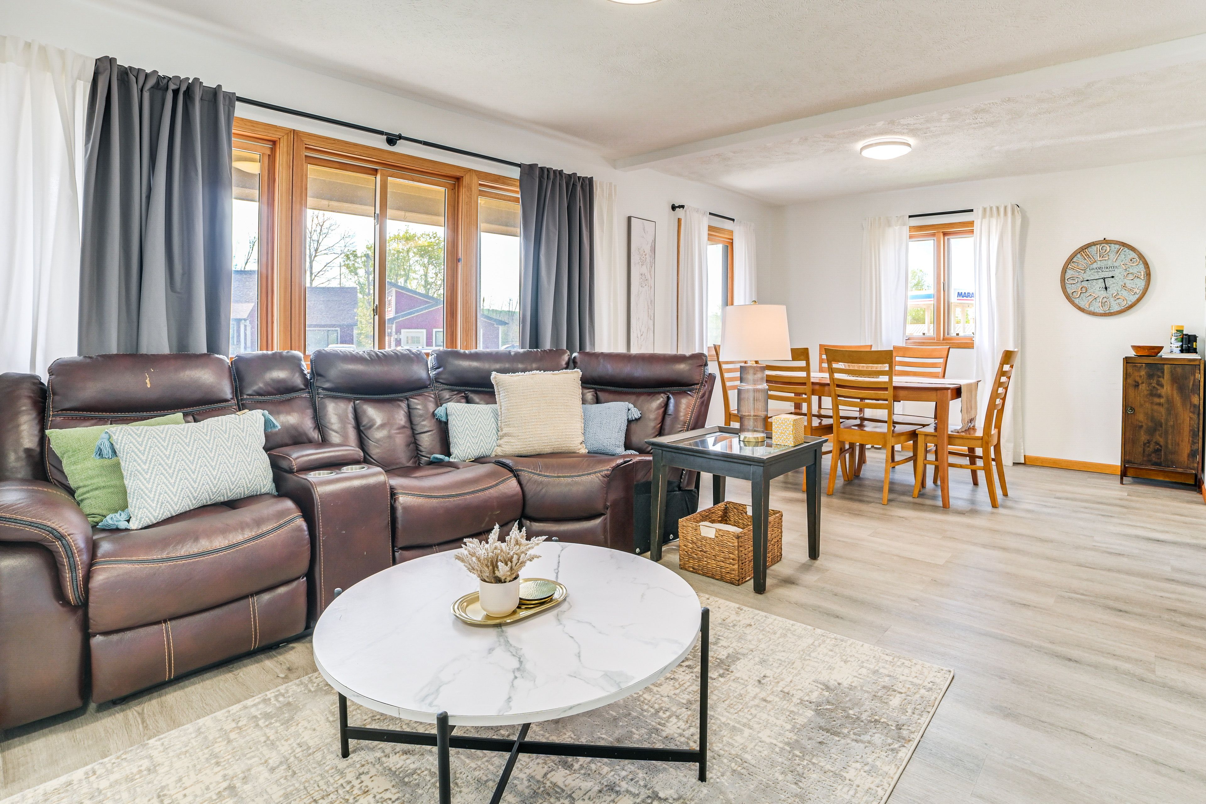 Interior | Open Floor Plan | Living Room | Free WiFi