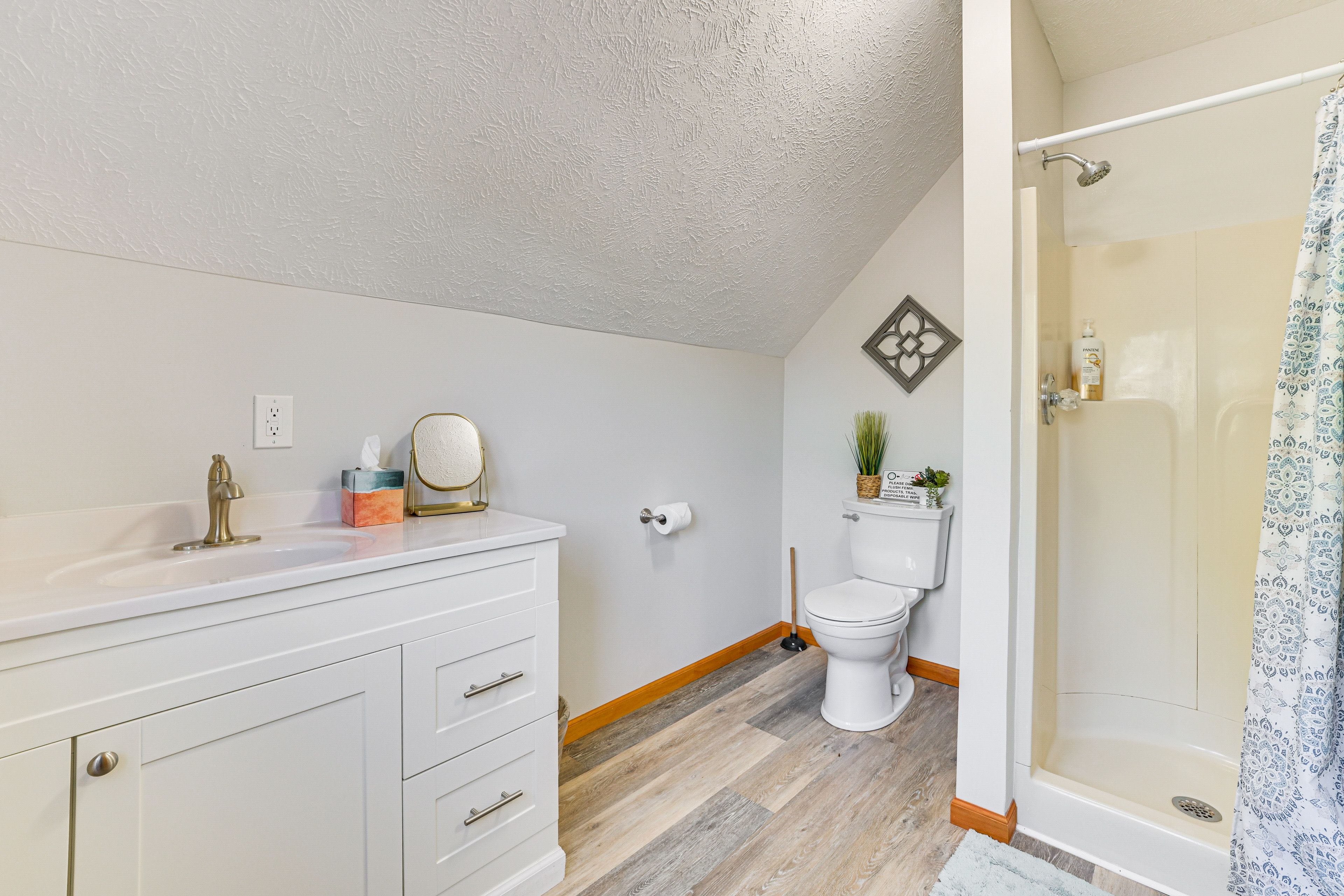 Full Bathroom | Linens & Towels