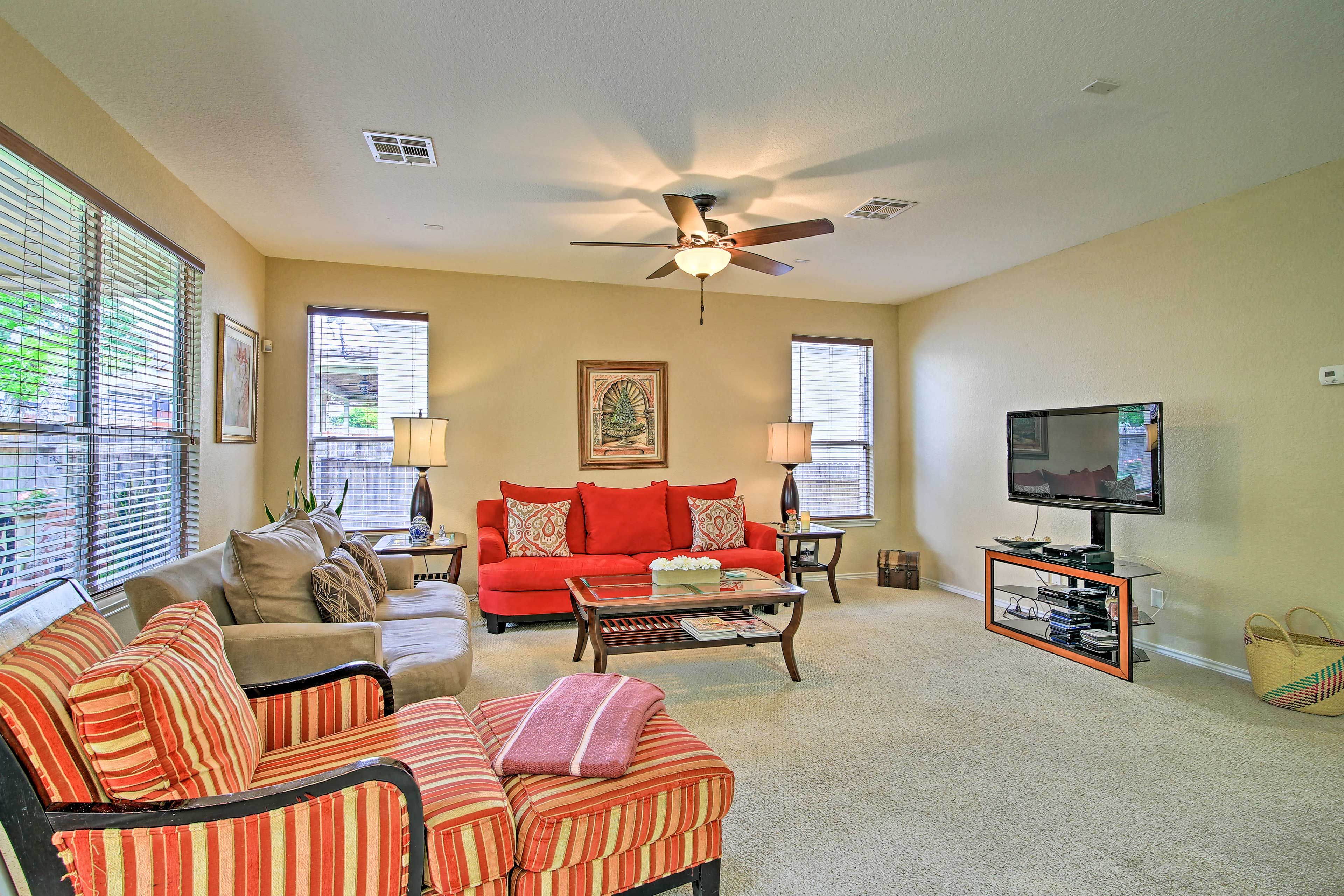 Gather with your friends and watch the flat-screen cable TV.