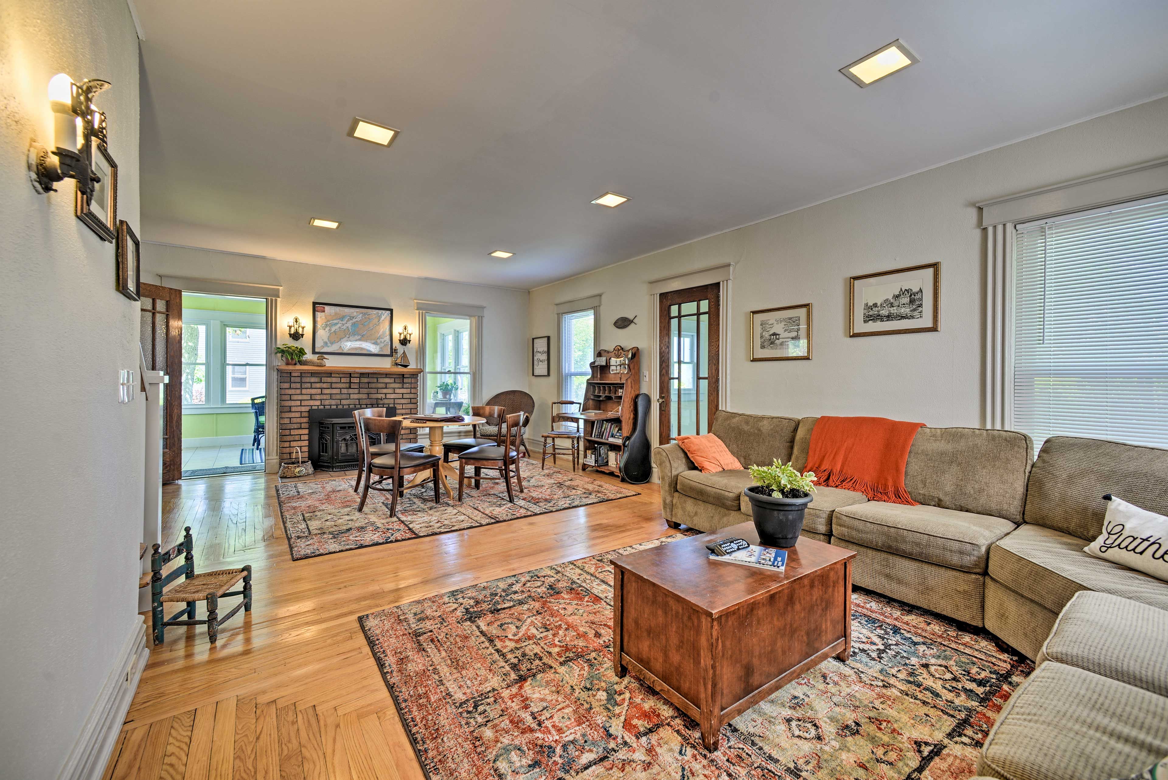 Living Room | Smart TV | Free WiFi