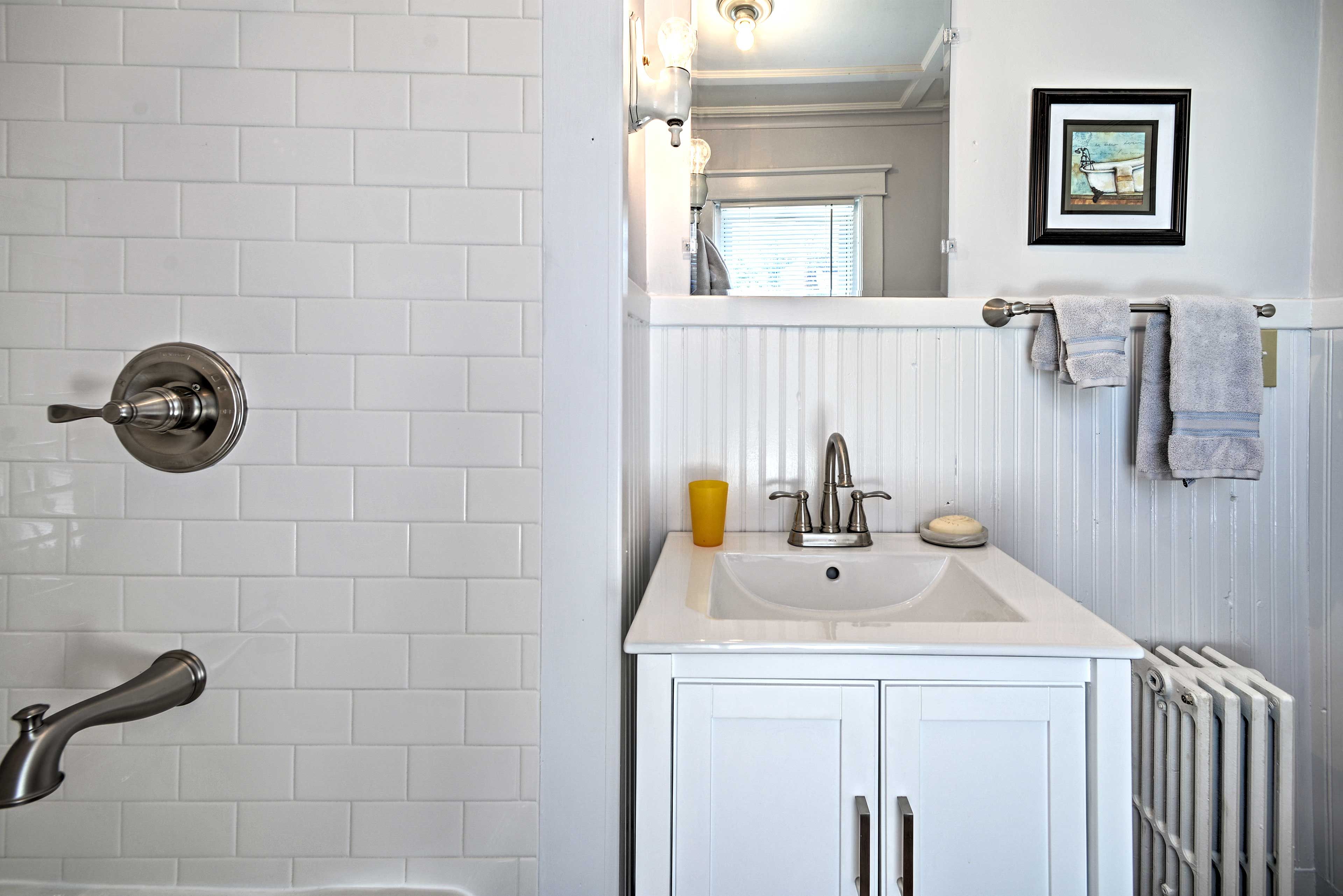 Full Bathroom | Complimentary Toiletries | Hair Dryer
