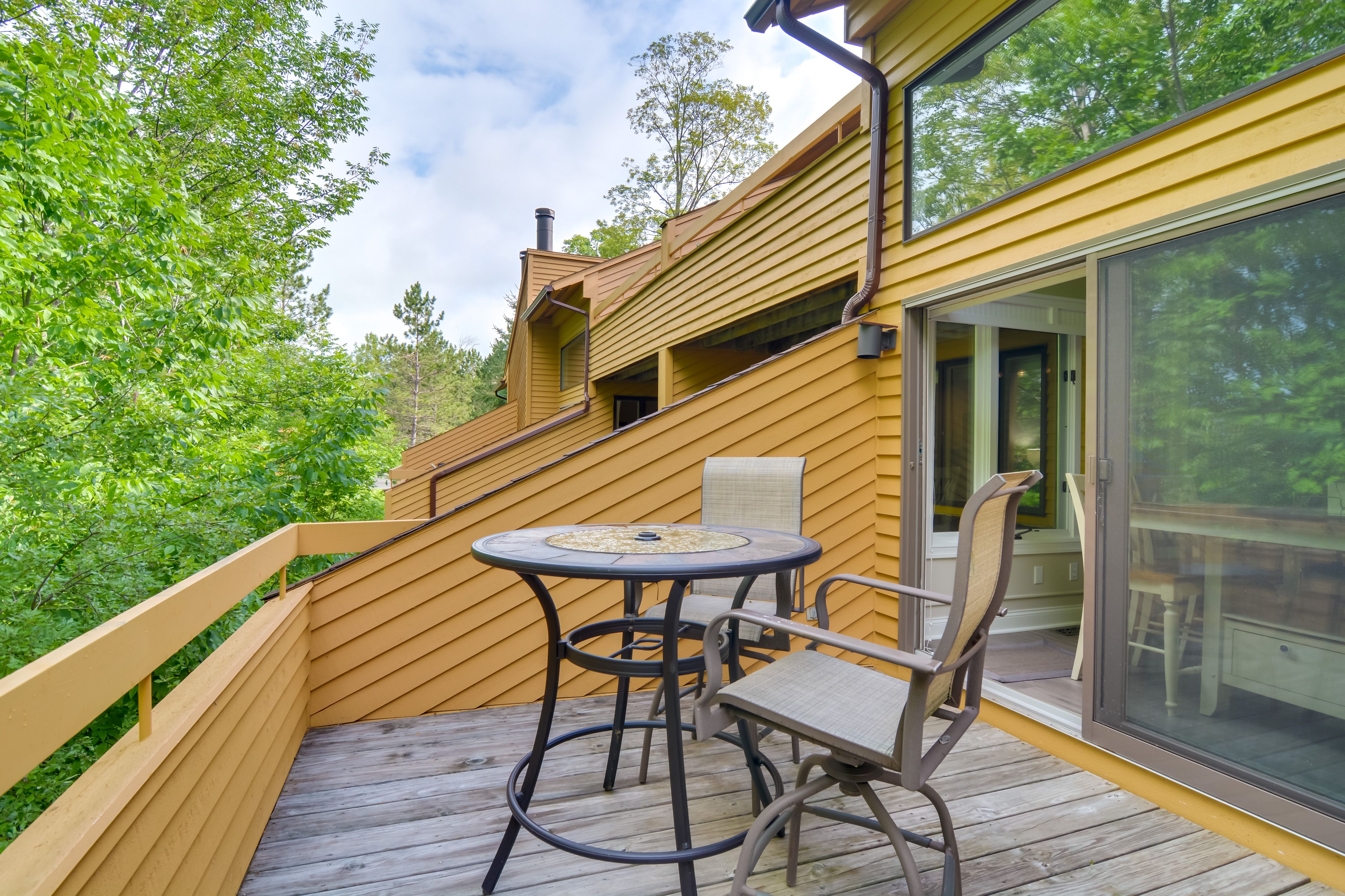 Deck | Outdoor Dining Area