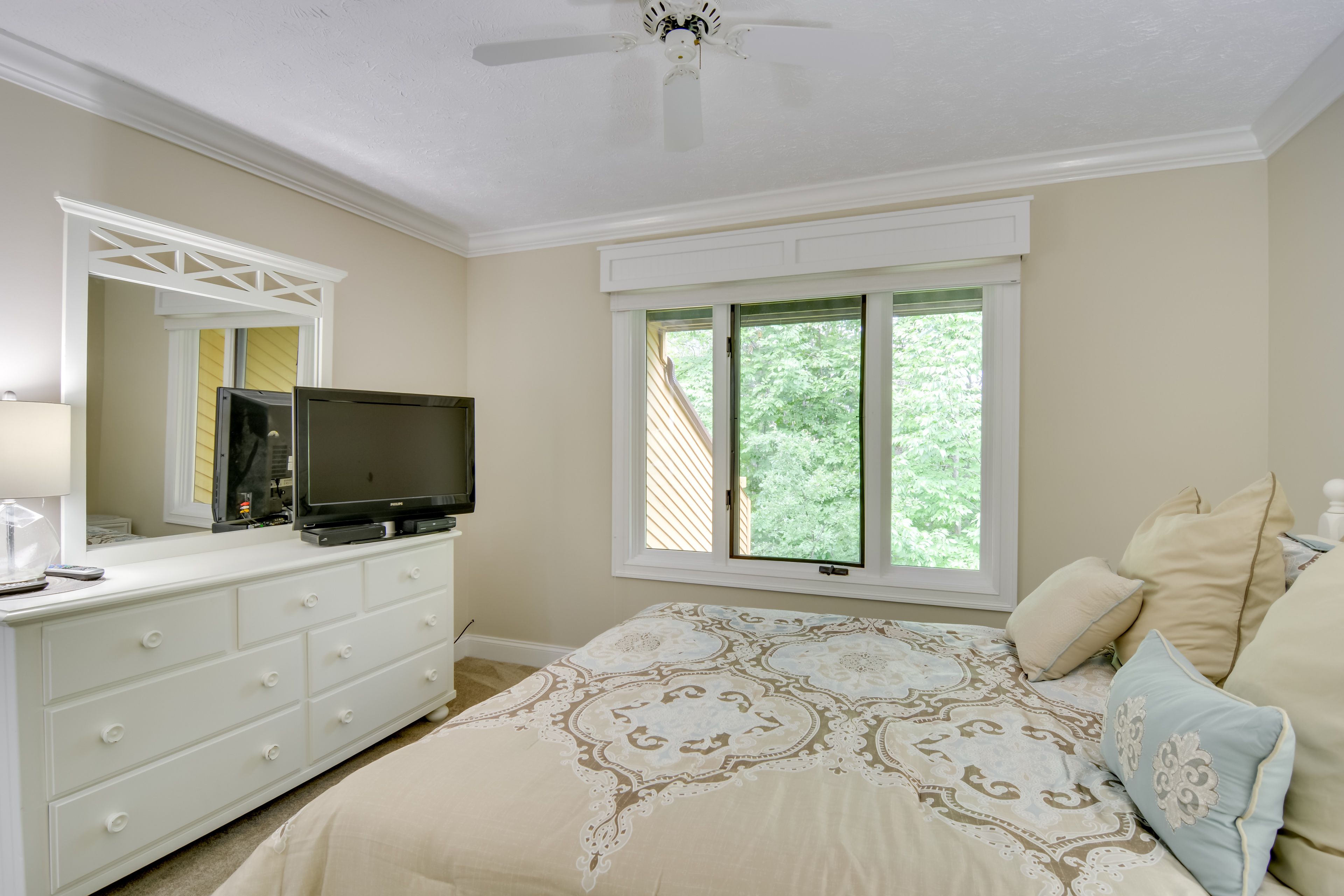 Bedroom 2 | Queen Bed
