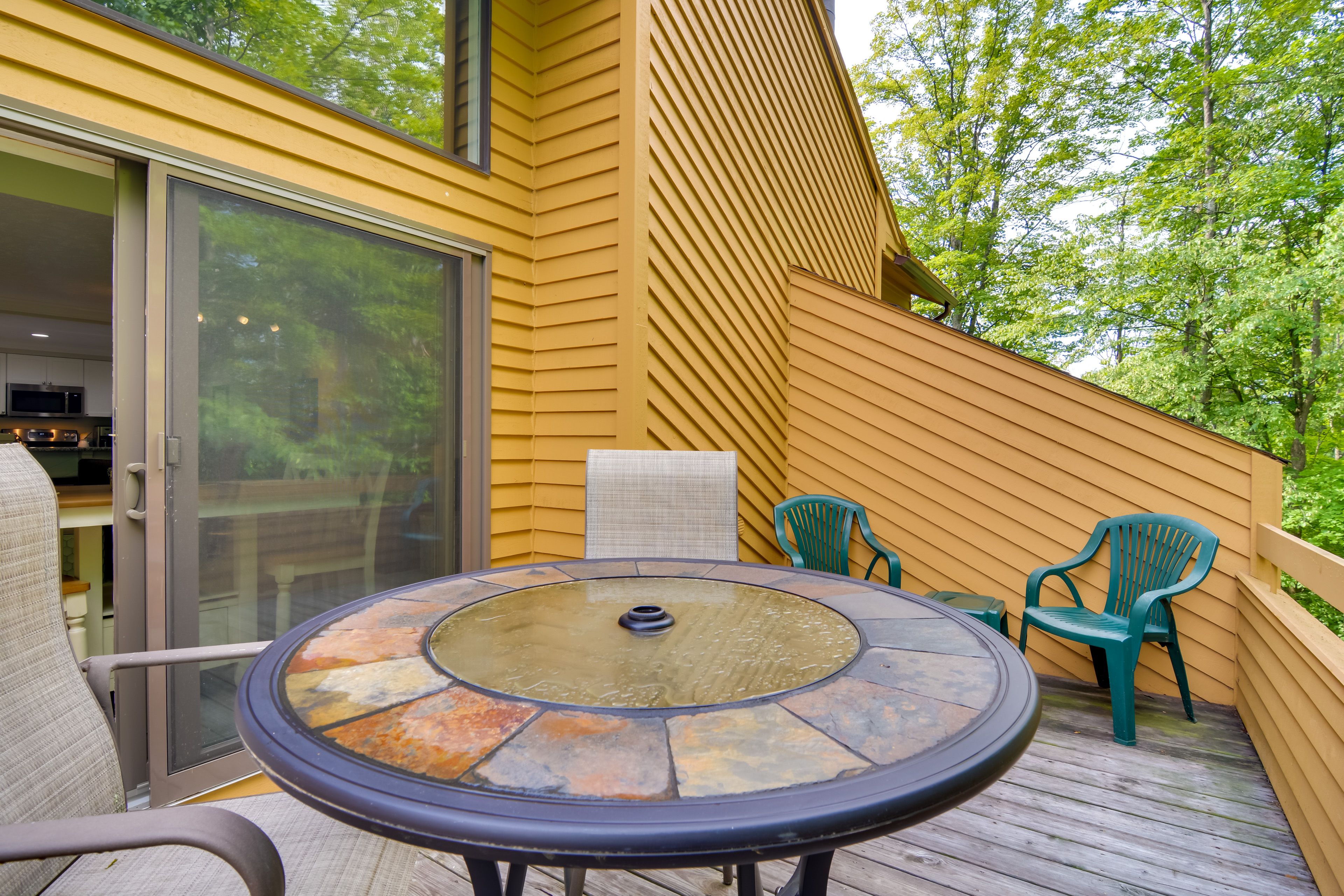 Deck | Outdoor Dining Area