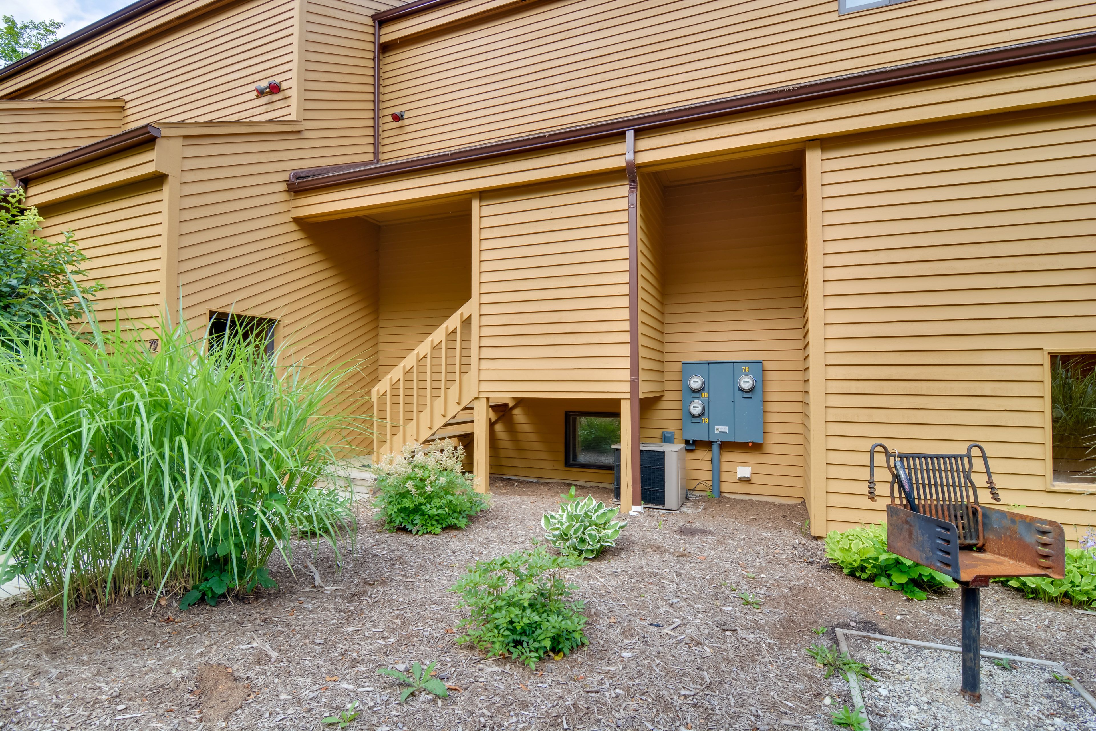 Community Amenities | Charcoal Grill | Picnic Table