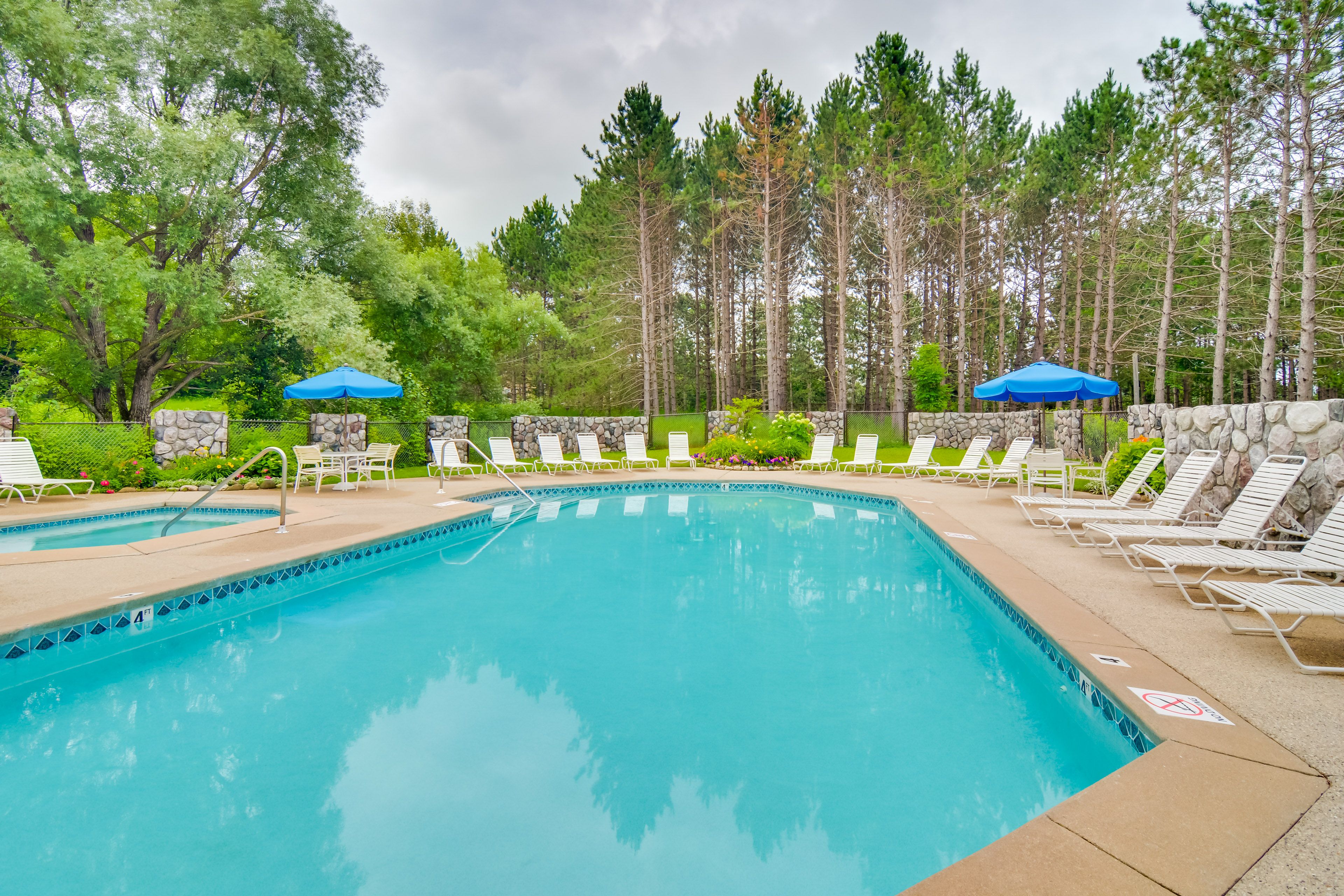 Community Amenities | Outdoor Pool | Spa