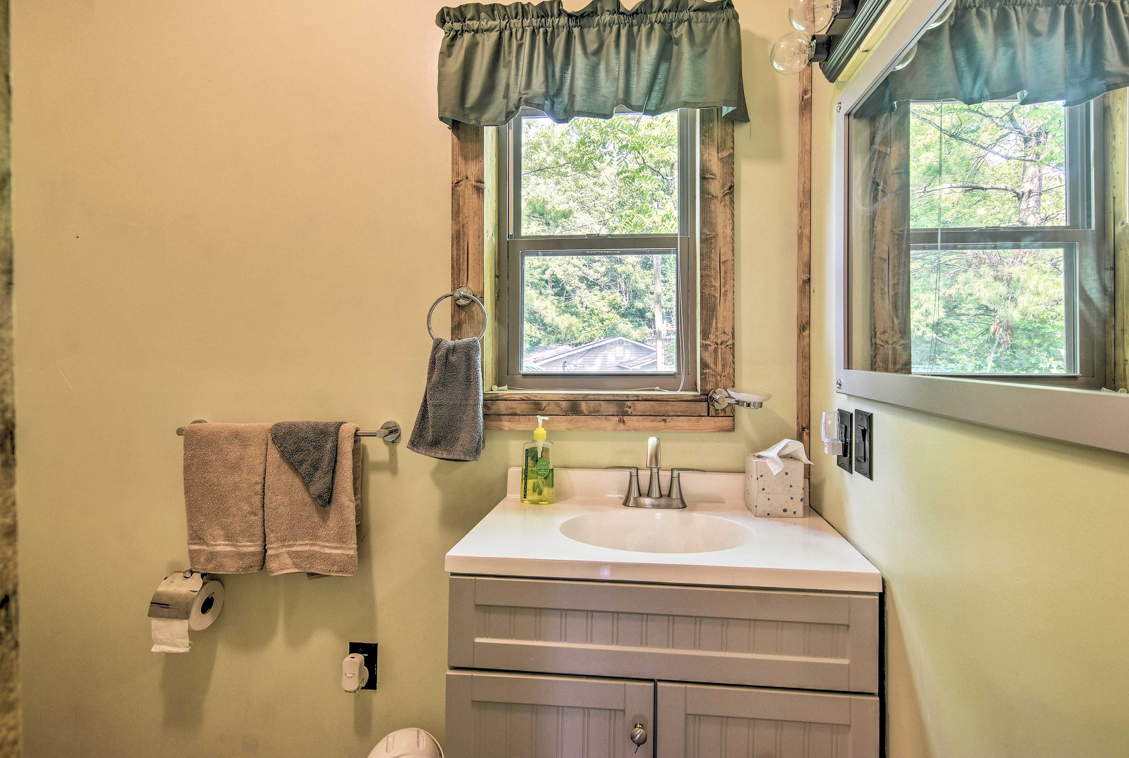 Full Bathroom | Towels Provided