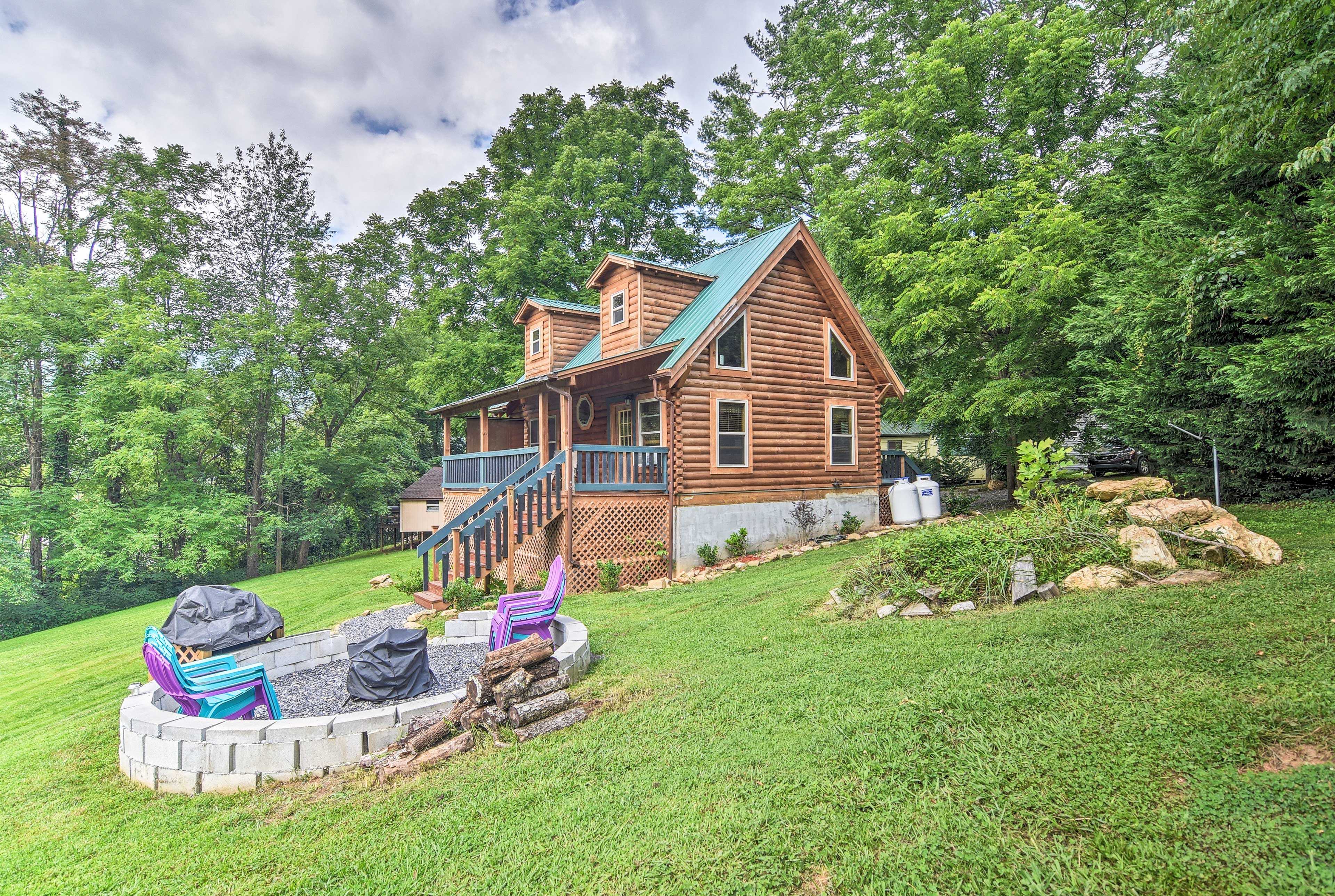 Private Deck | Fire Pit | Garden | Charcoal Grill