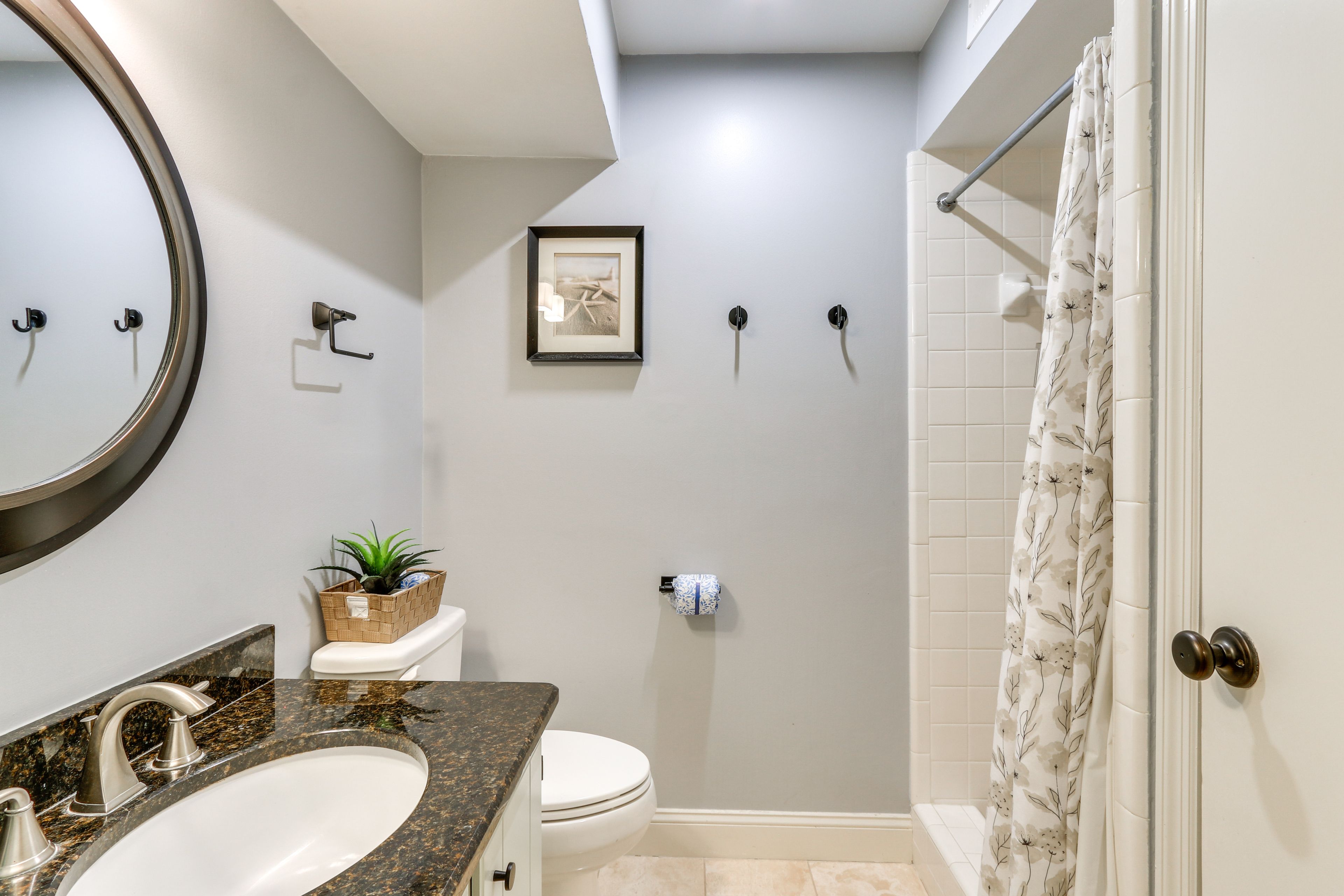 Full Bathroom | Complimentary Toiletries