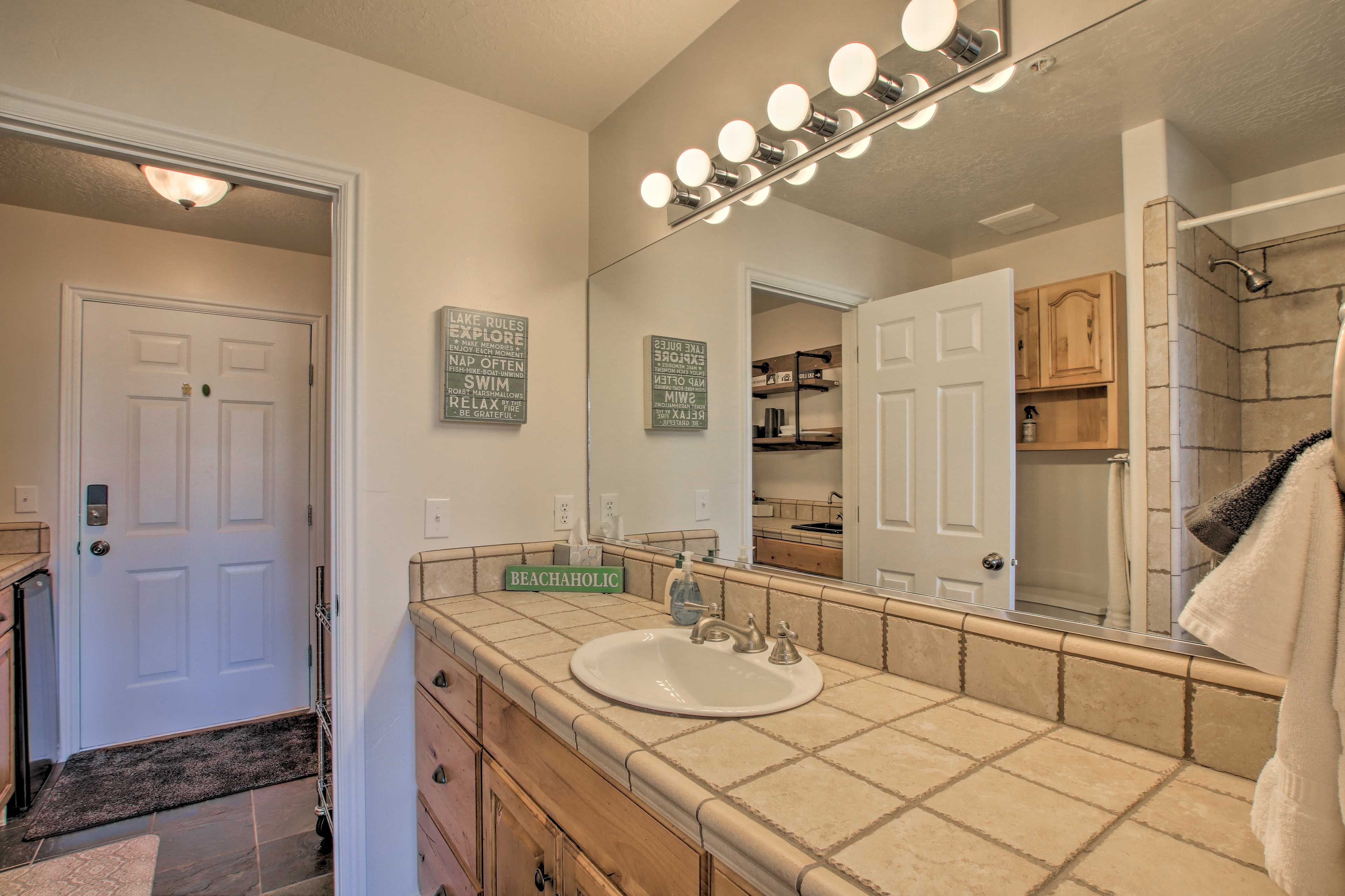 Full Bathroom | Towels Provided