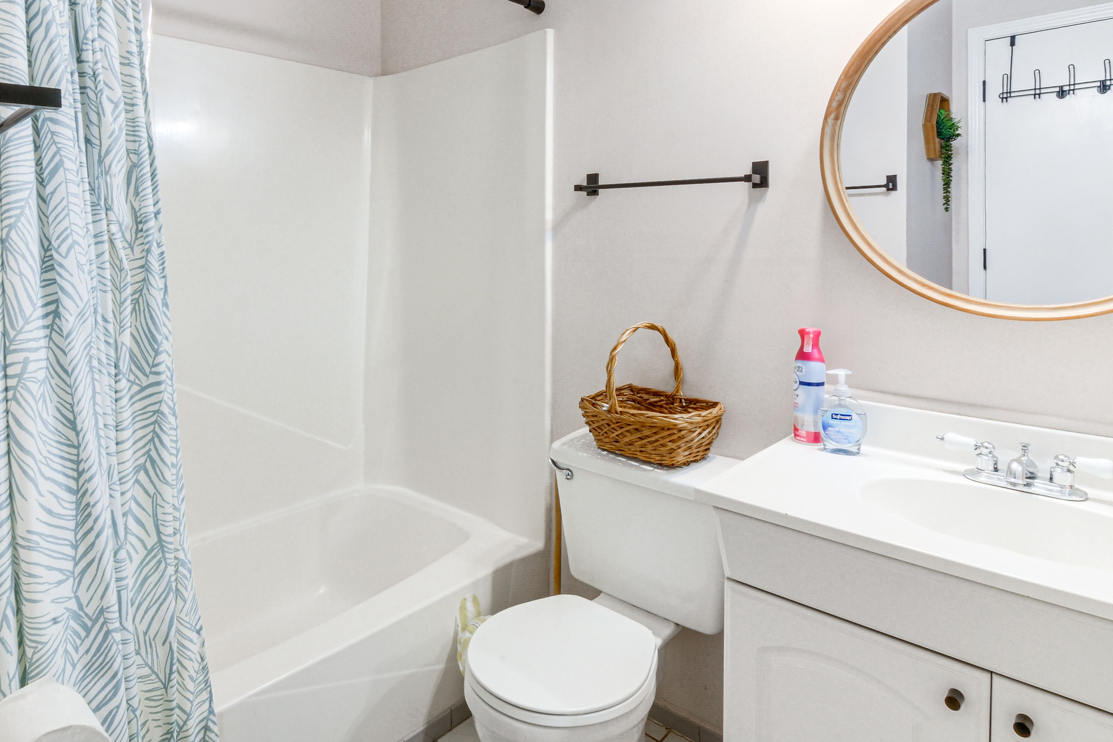 Bathroom | Complimentary Toiletries | Towels Provided