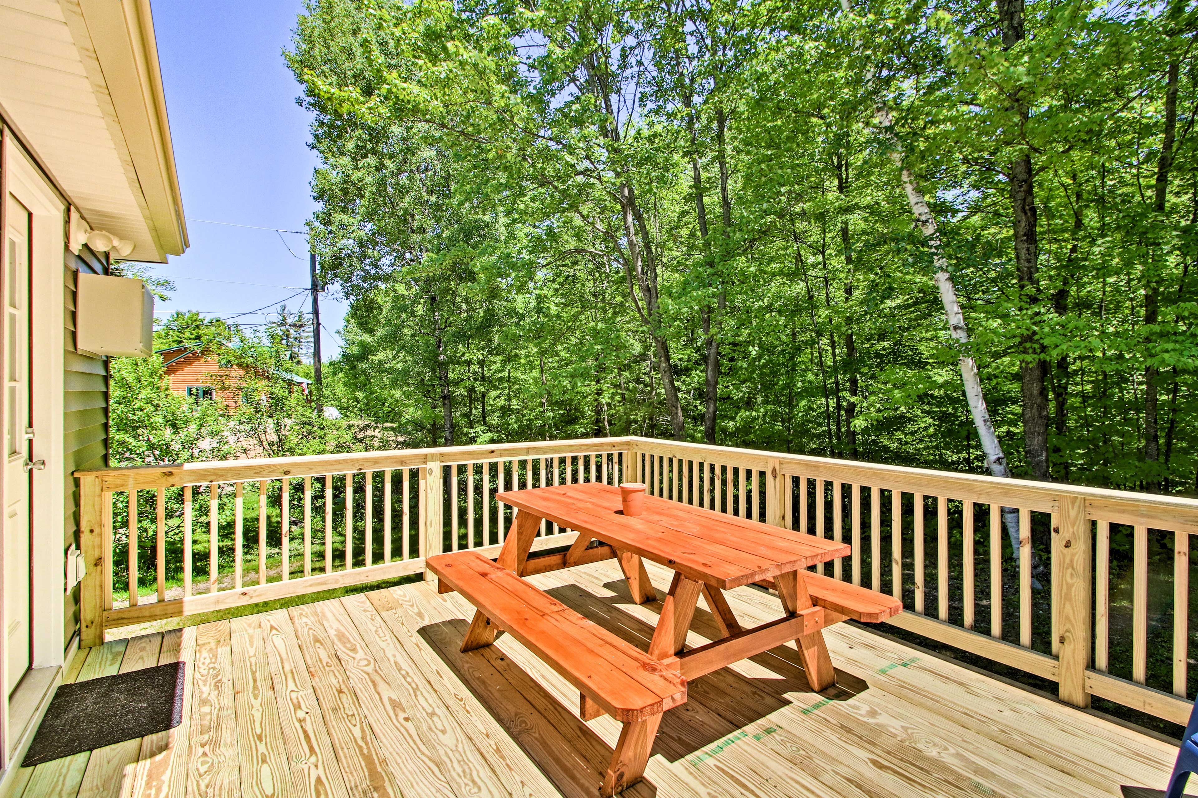 Dine al fresco at the picnic table!