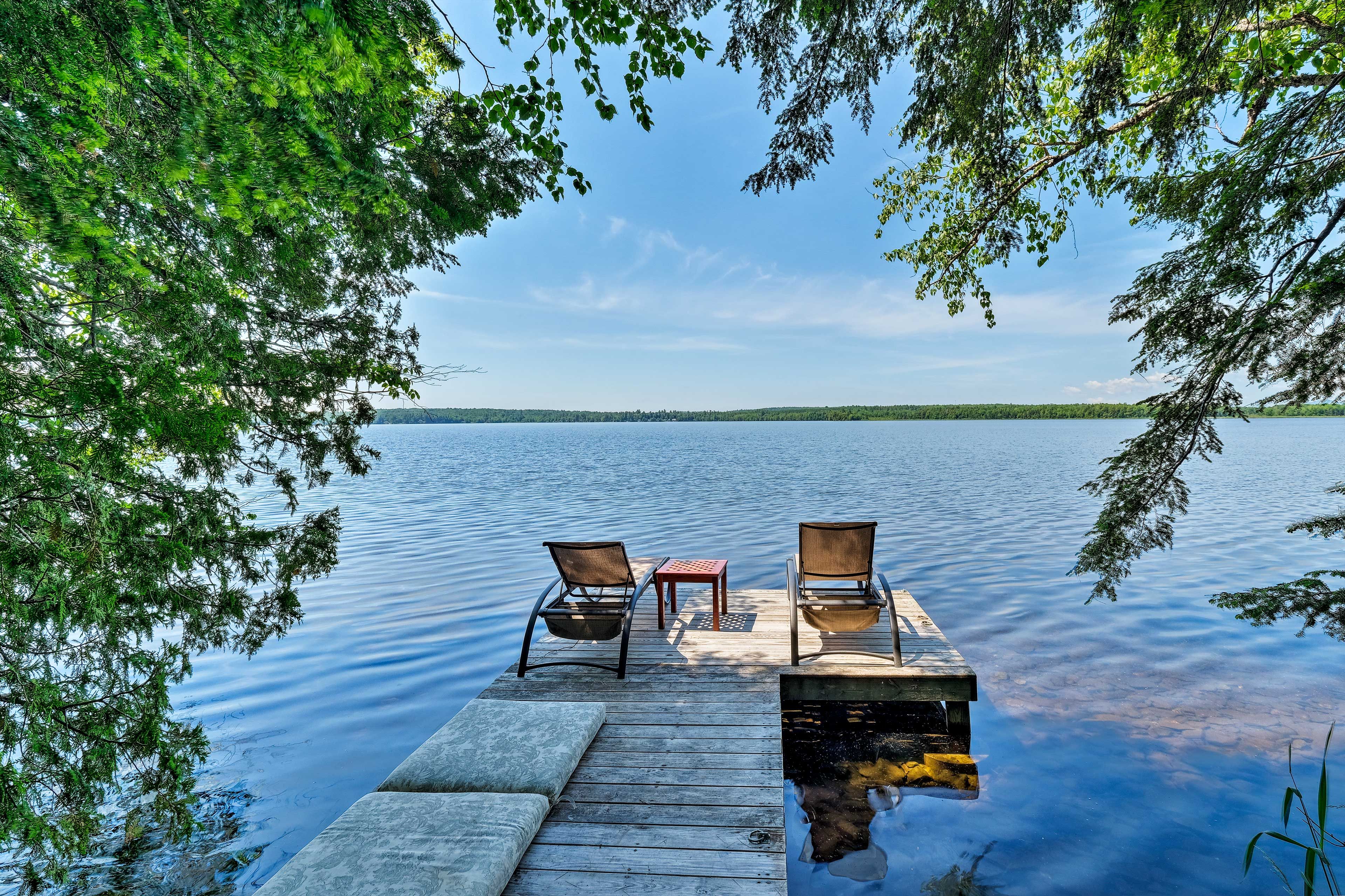 Are you ready for a relaxing retreat to the lake? Book now!