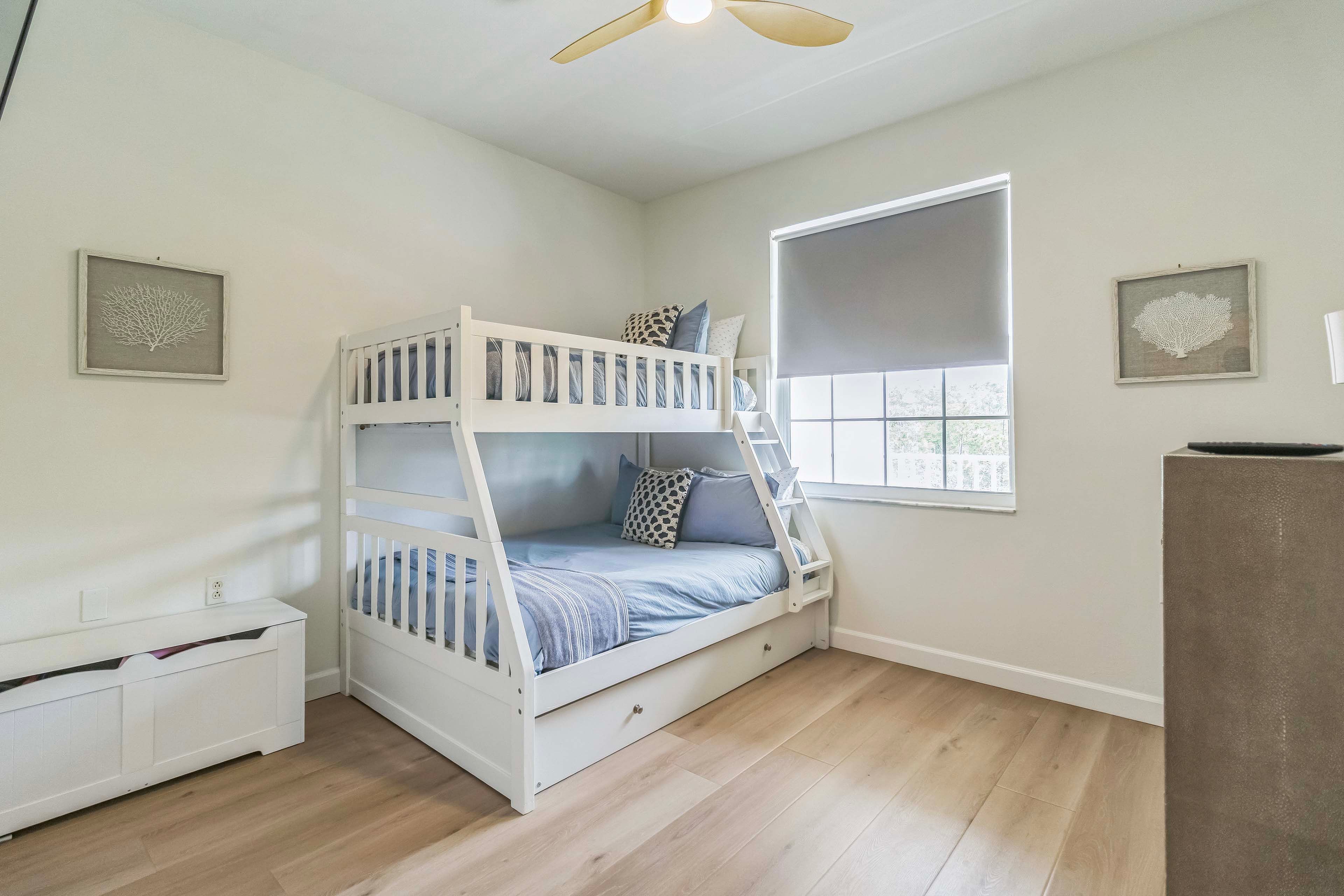 Bedroom 2 | Twin/Full Bunk Bed