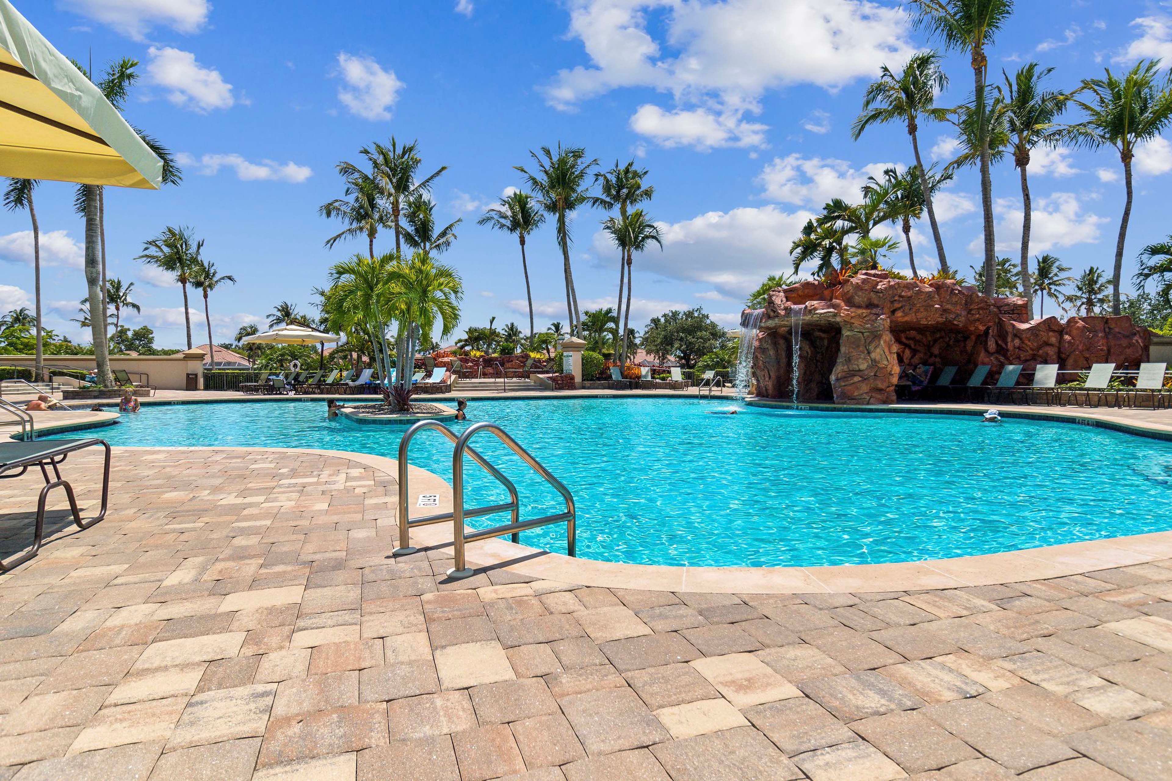 Community Amenities | Outdoor Pools