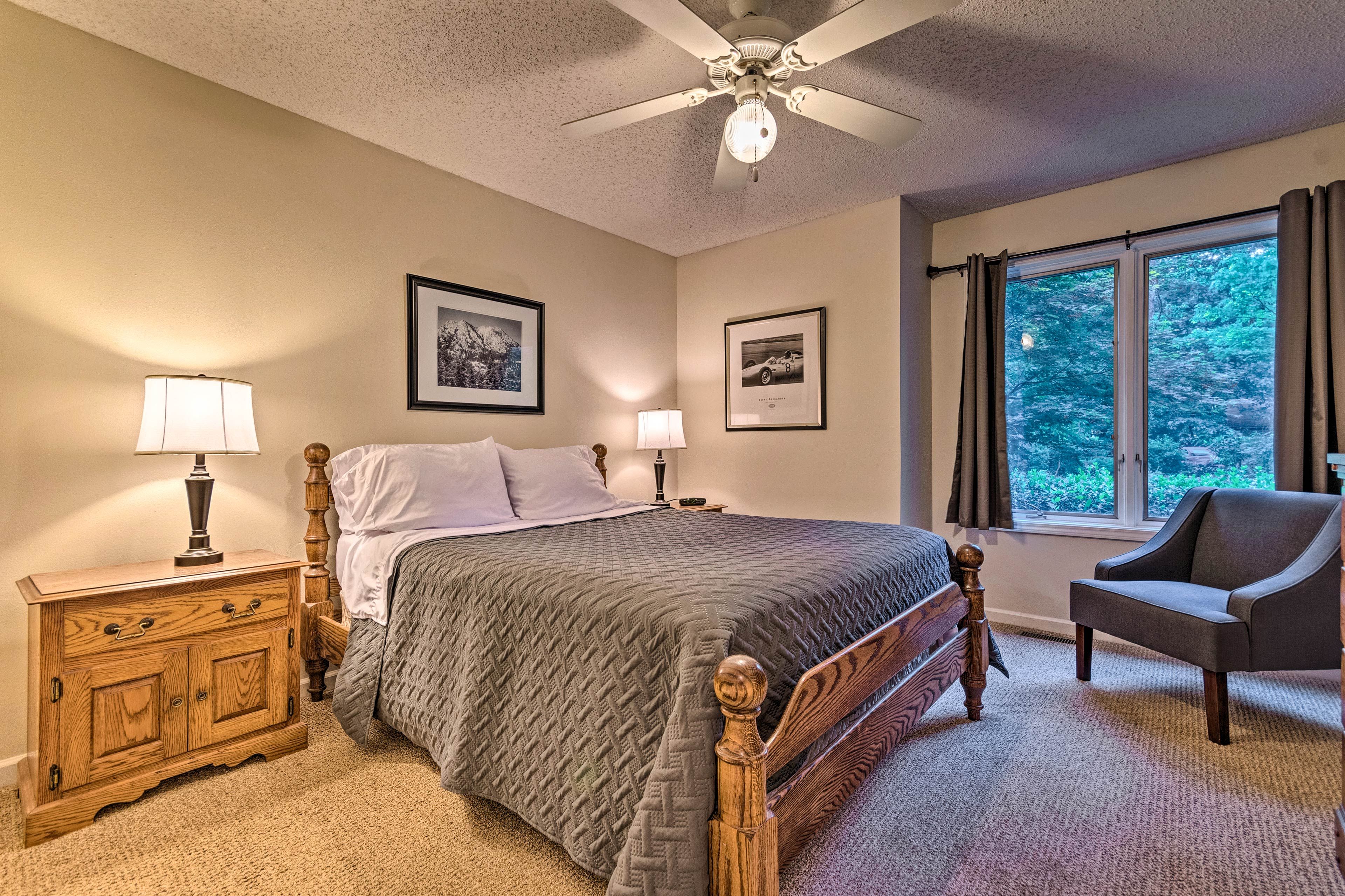 The 2nd bedroom includes a queen bed for 2.