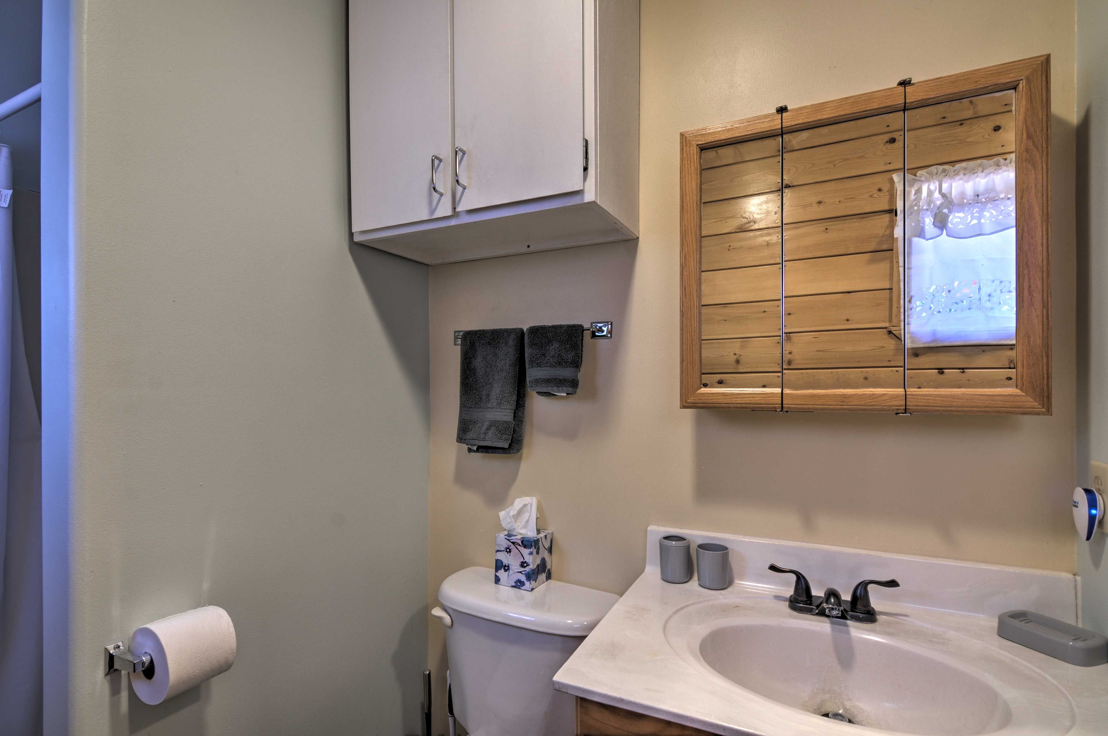 Full Bathroom | Towels Provided