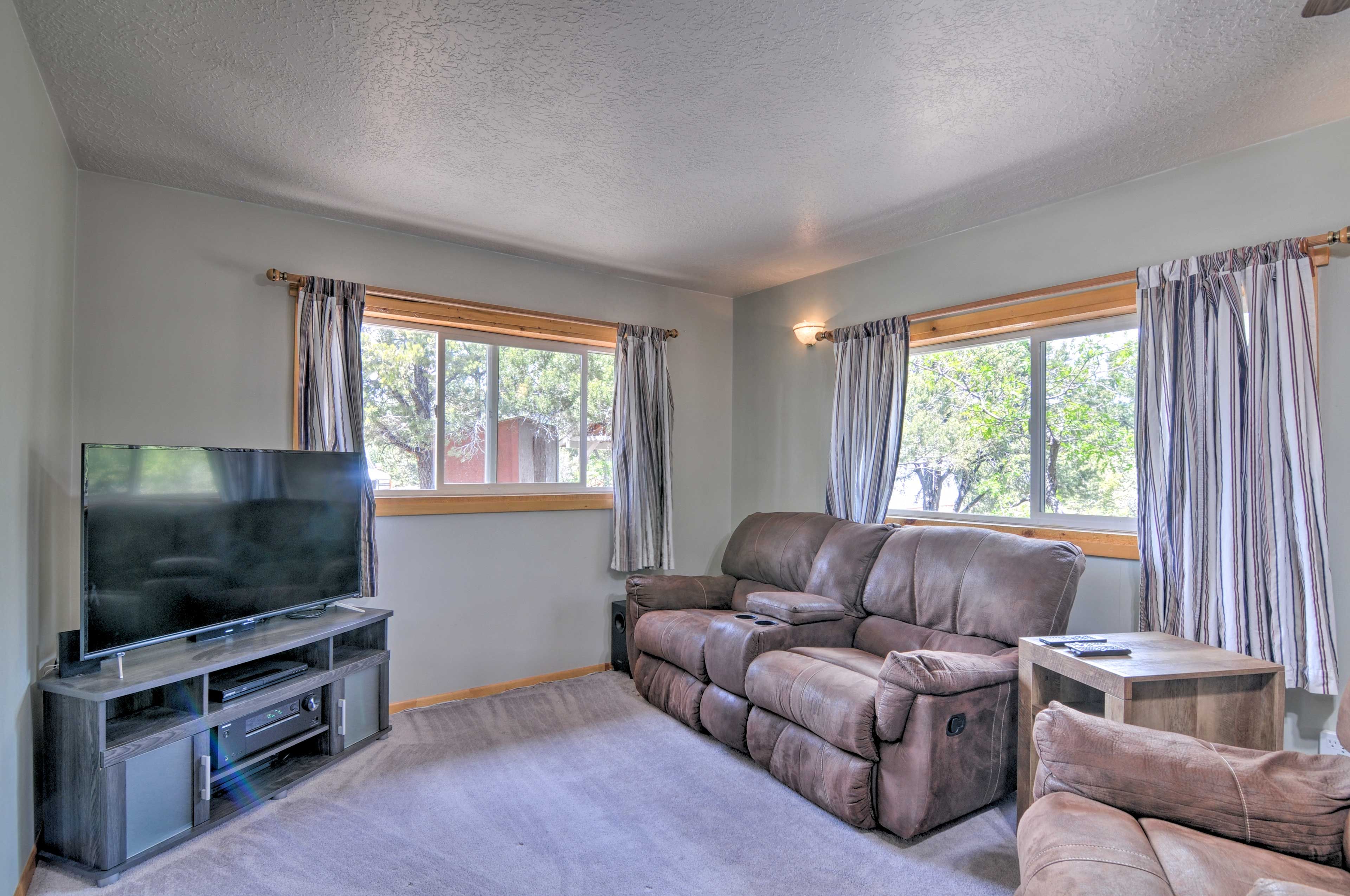 Living Room | Twin Pullout Bed | Free WiFi | Central A/C & Heating