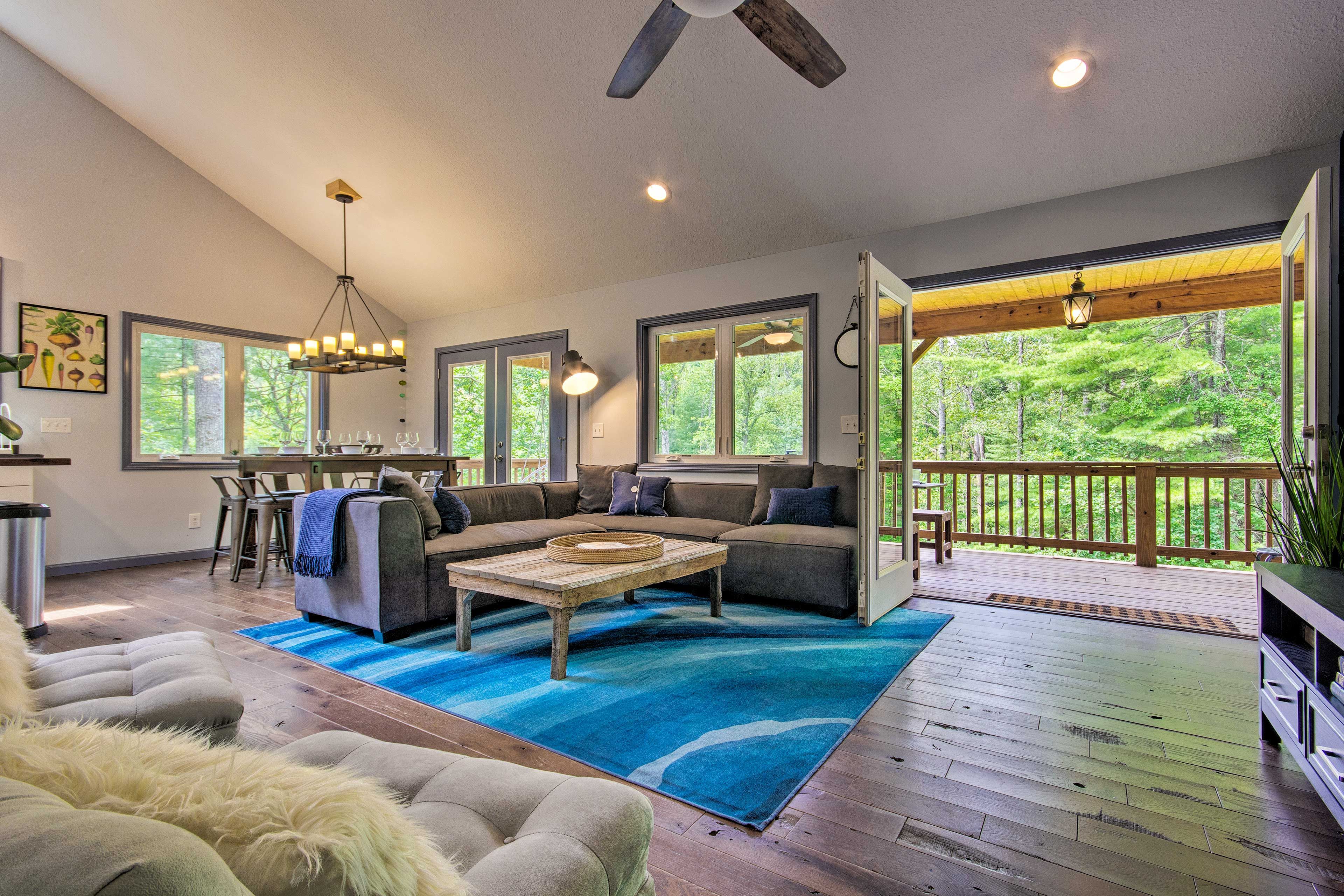 Living Room | Smart TV | Free WiFi | A/C