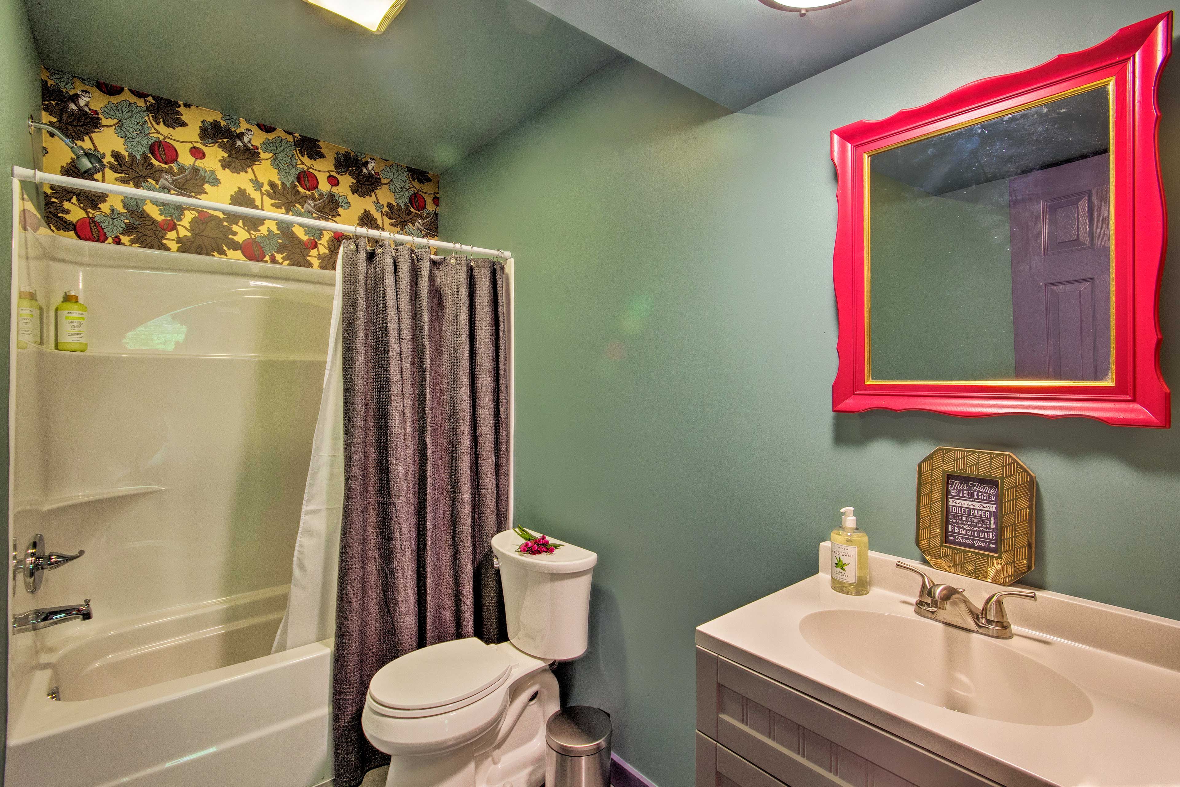 Full Bathroom | Complimentary Toiletries