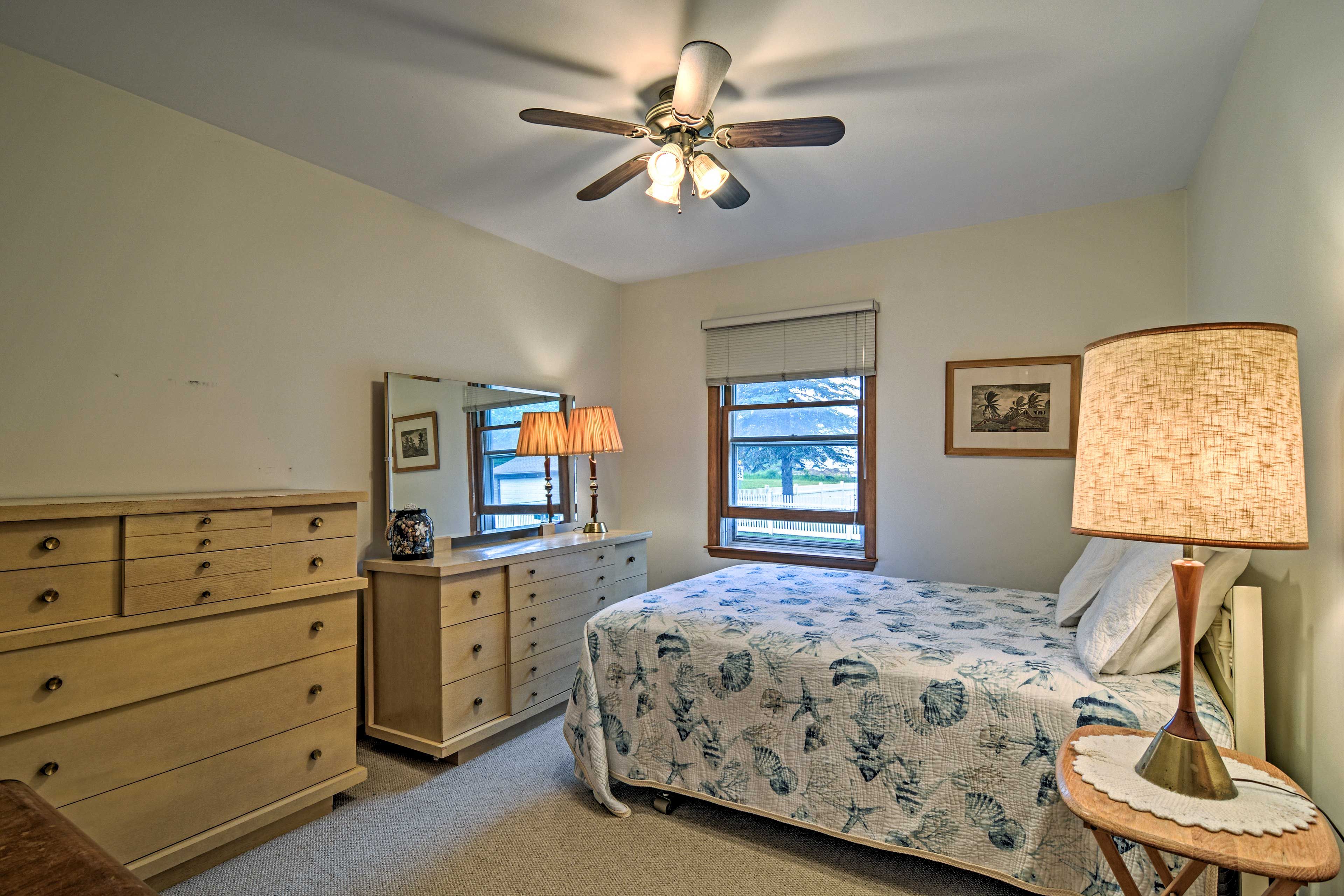Bedroom 1 | Queen Bed