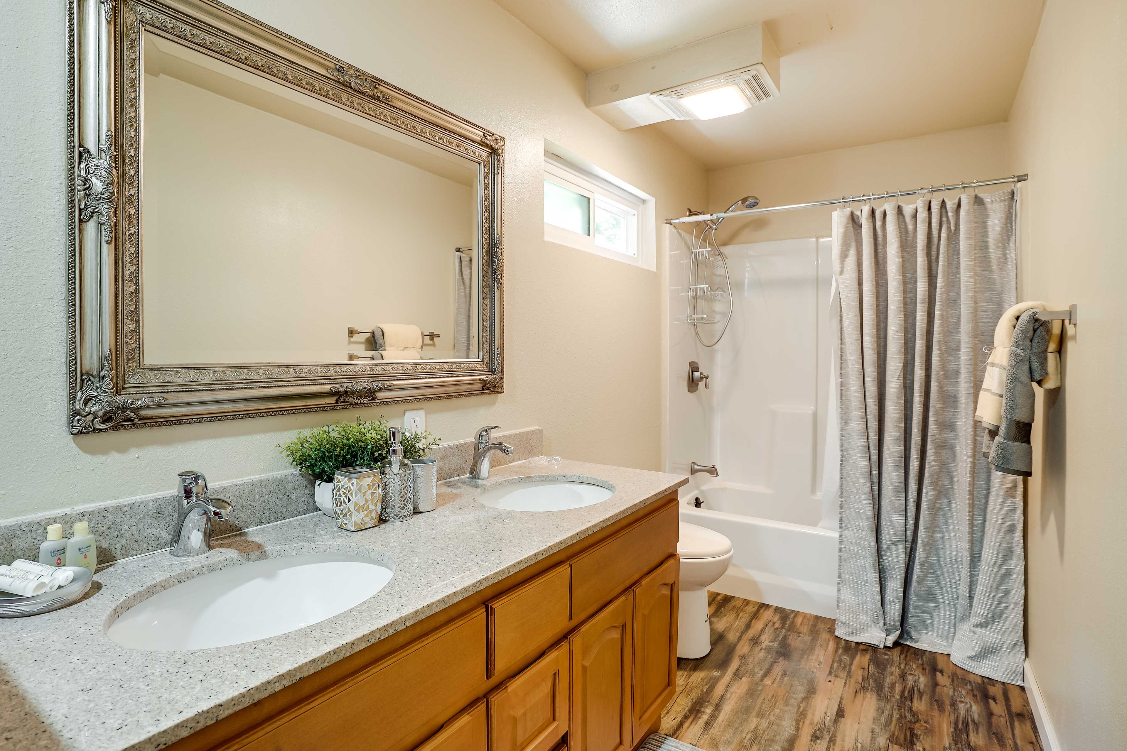 Full Bathroom | Towels Provided