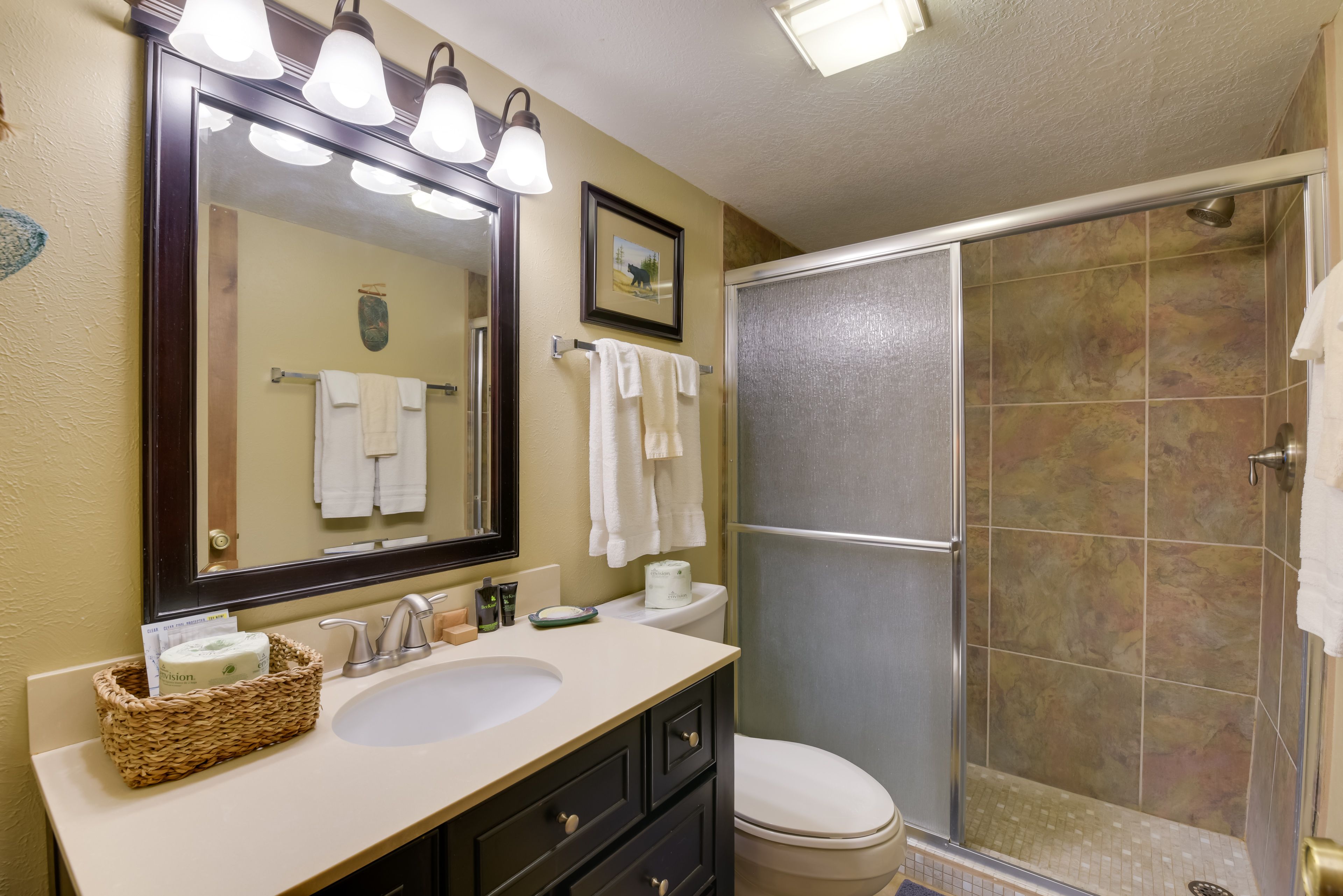 Full Bathroom | Towels Provided