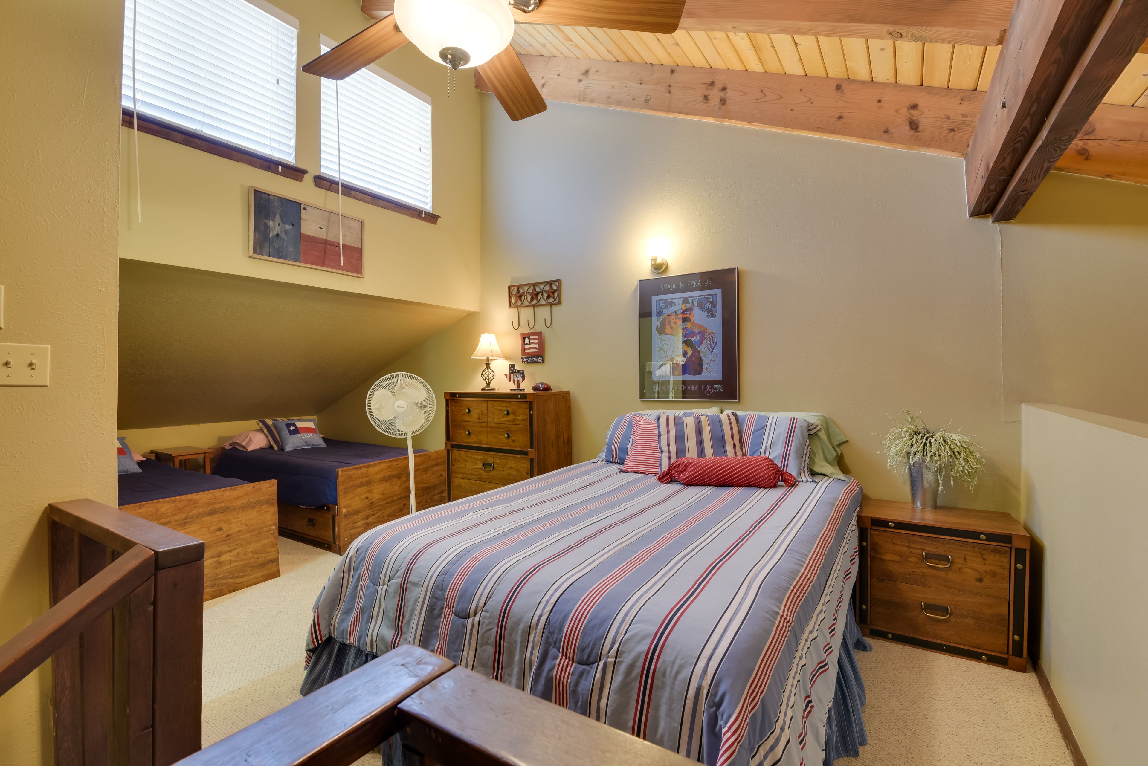 Loft | Queen Bed | 2 Twin Beds