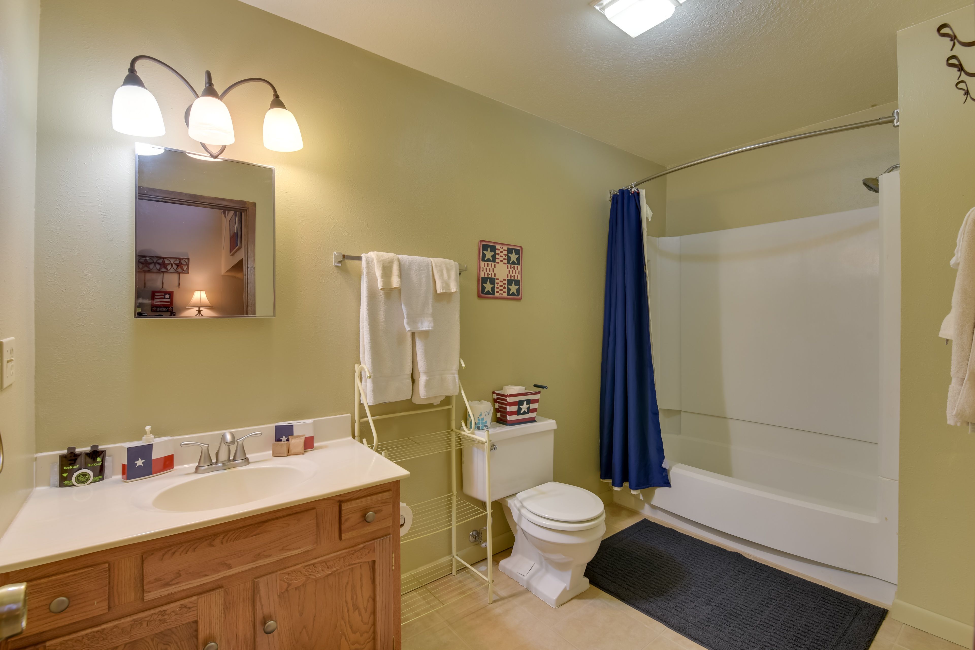 Full Bathroom | Complimentary Toiletries