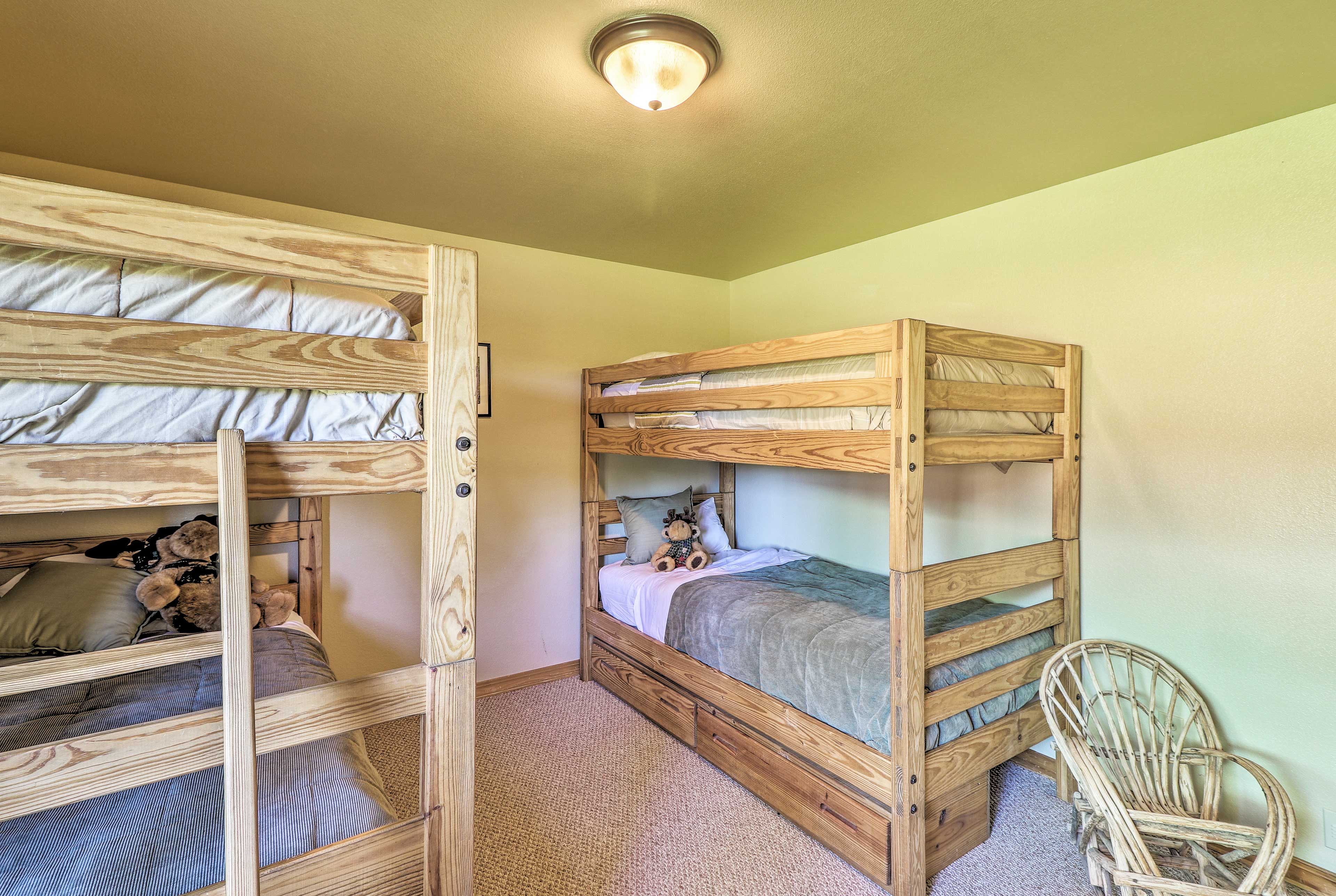 This room can comfortably sleep up to 4 guests.