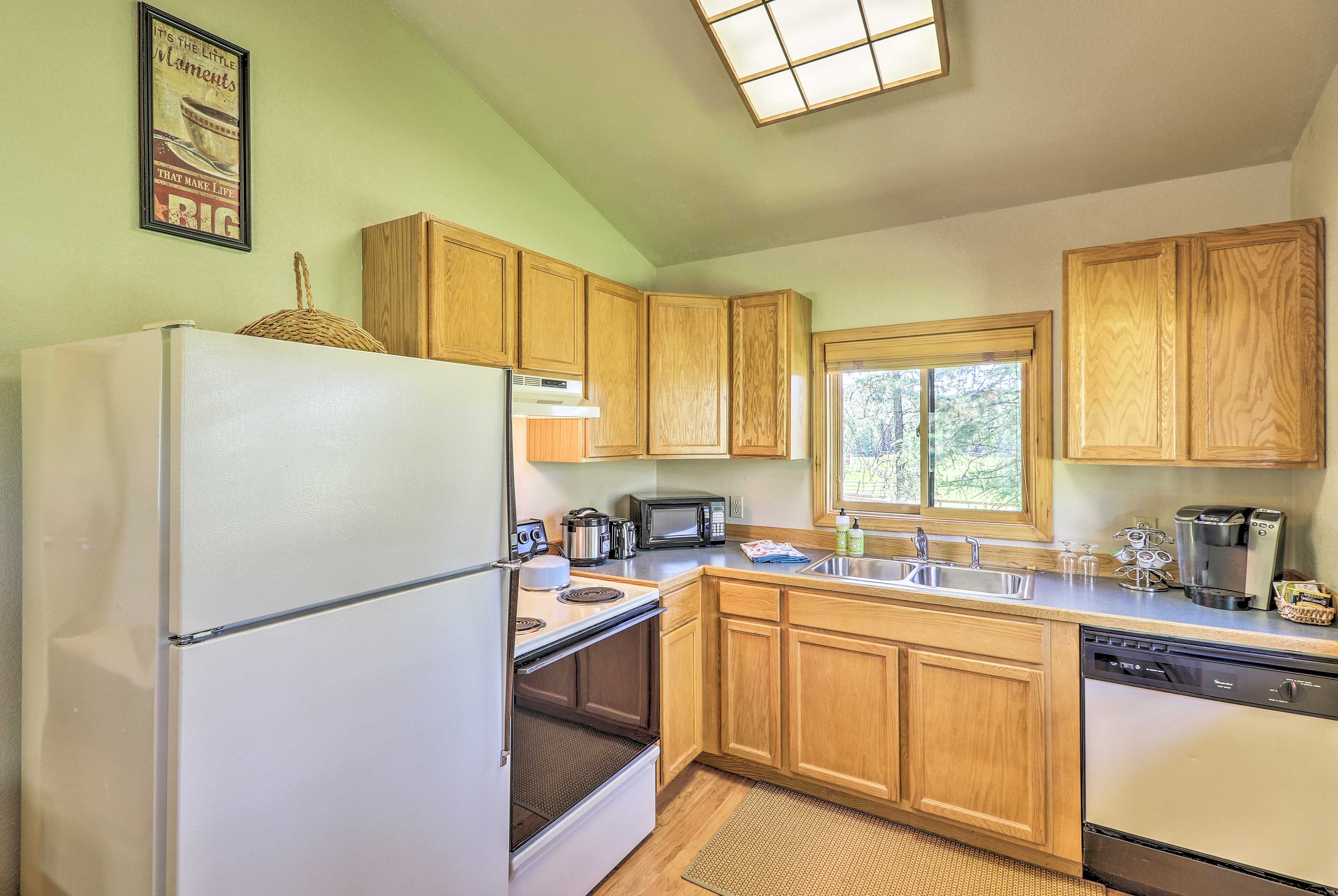 The kitchen has all of the cooking basics.