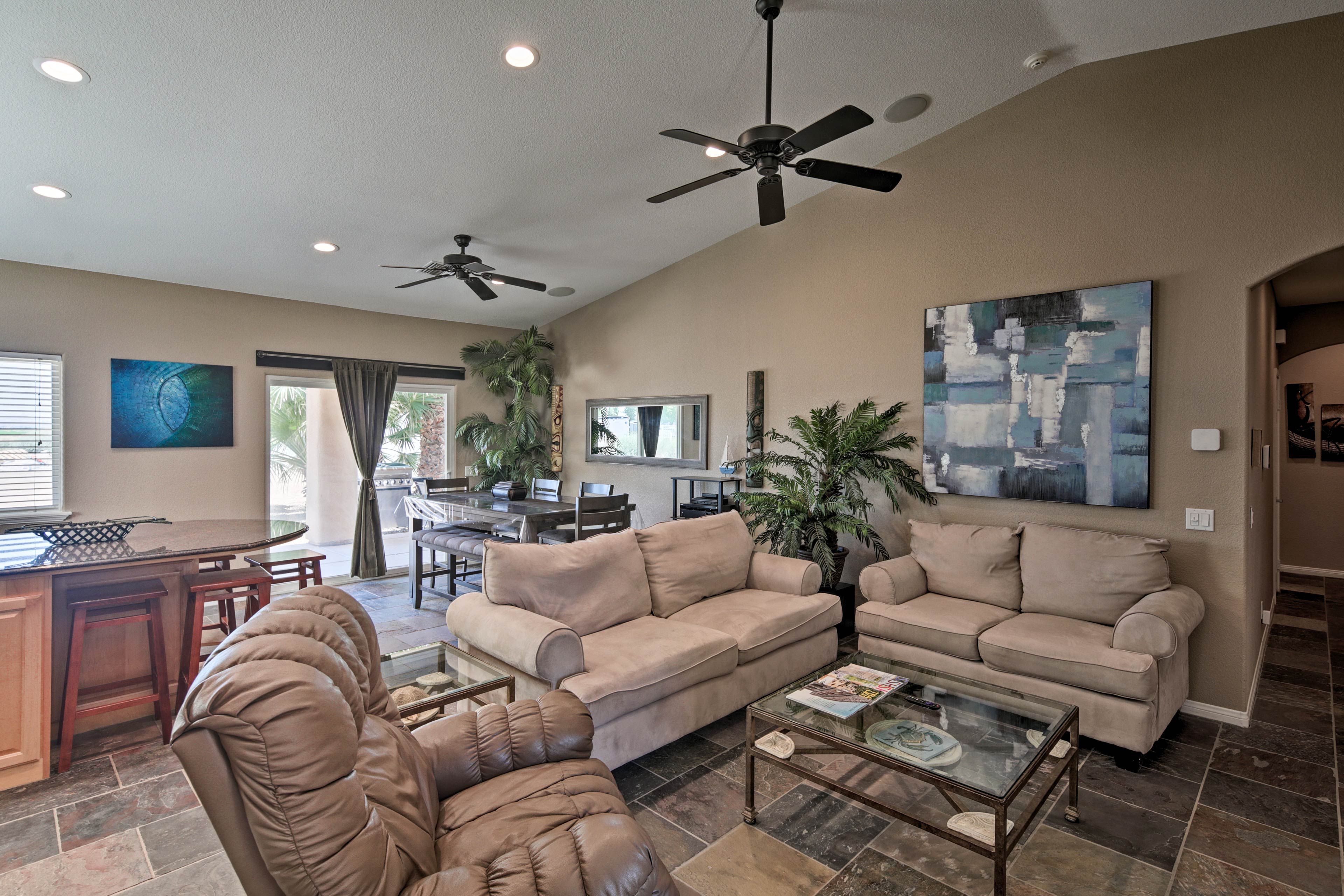 Living Room | Free WiFi | Smart TV | Central A/C & Heat