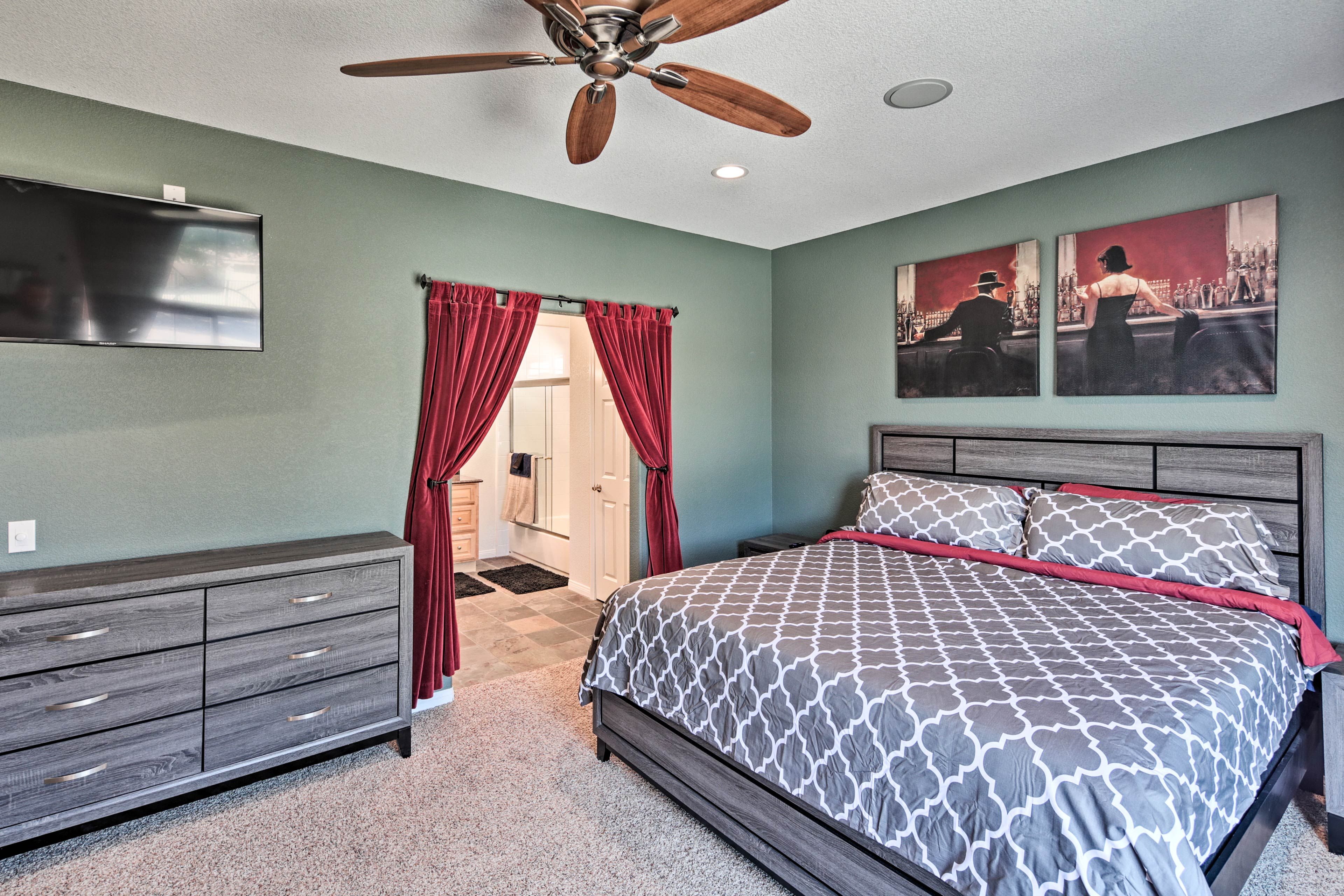 Bedroom 2 | King Bed | Twin/Full Bunk Bed