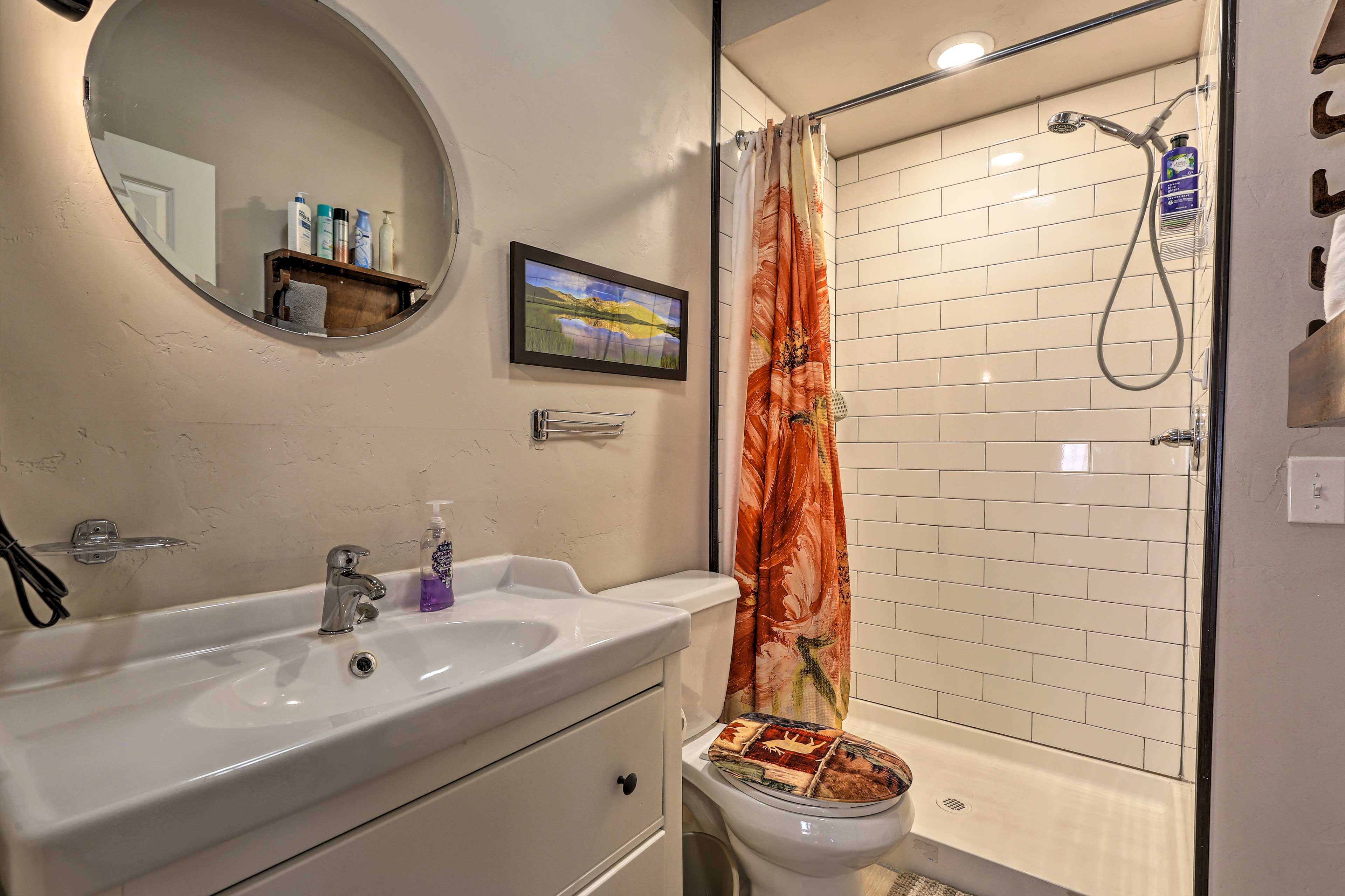 Full Bathroom | Complimentary Toiletries
