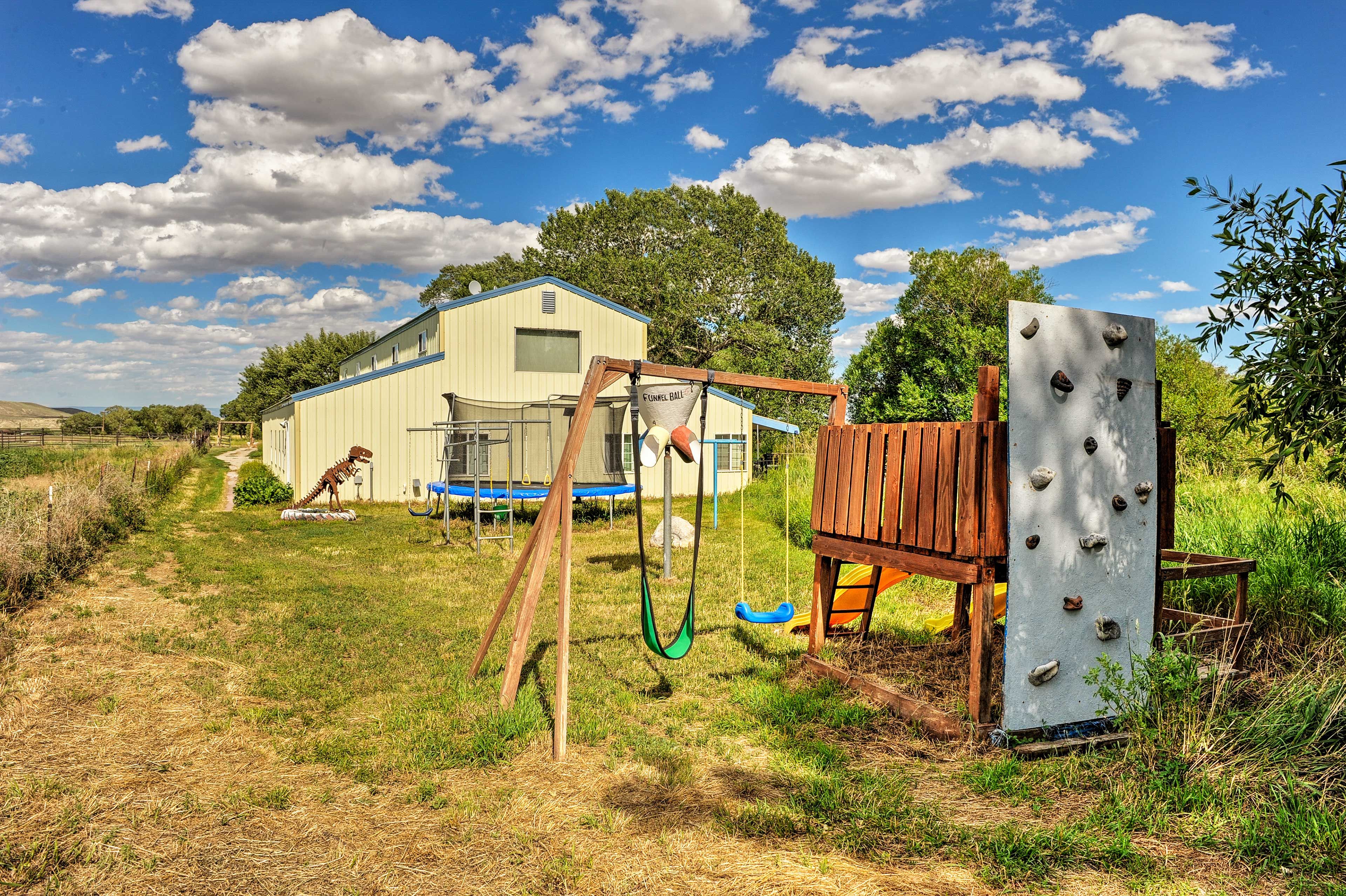 Waterfront Yard | Playset | Trampoline