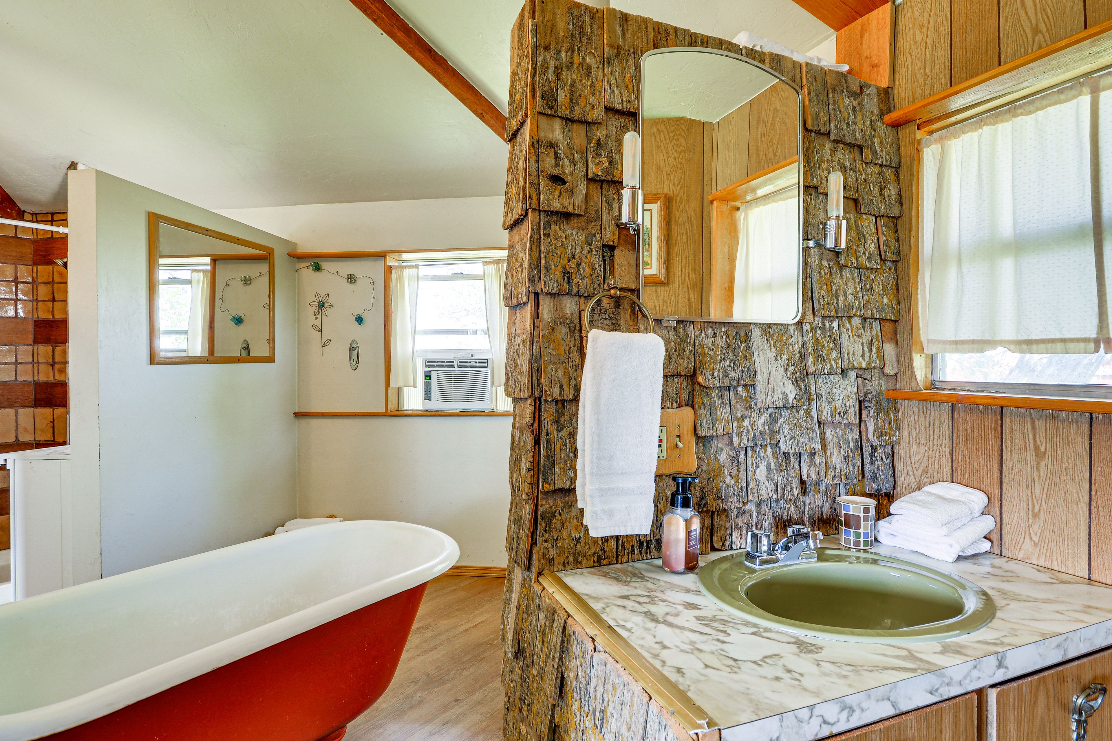 Full Bathroom | Towels & Linens Provided