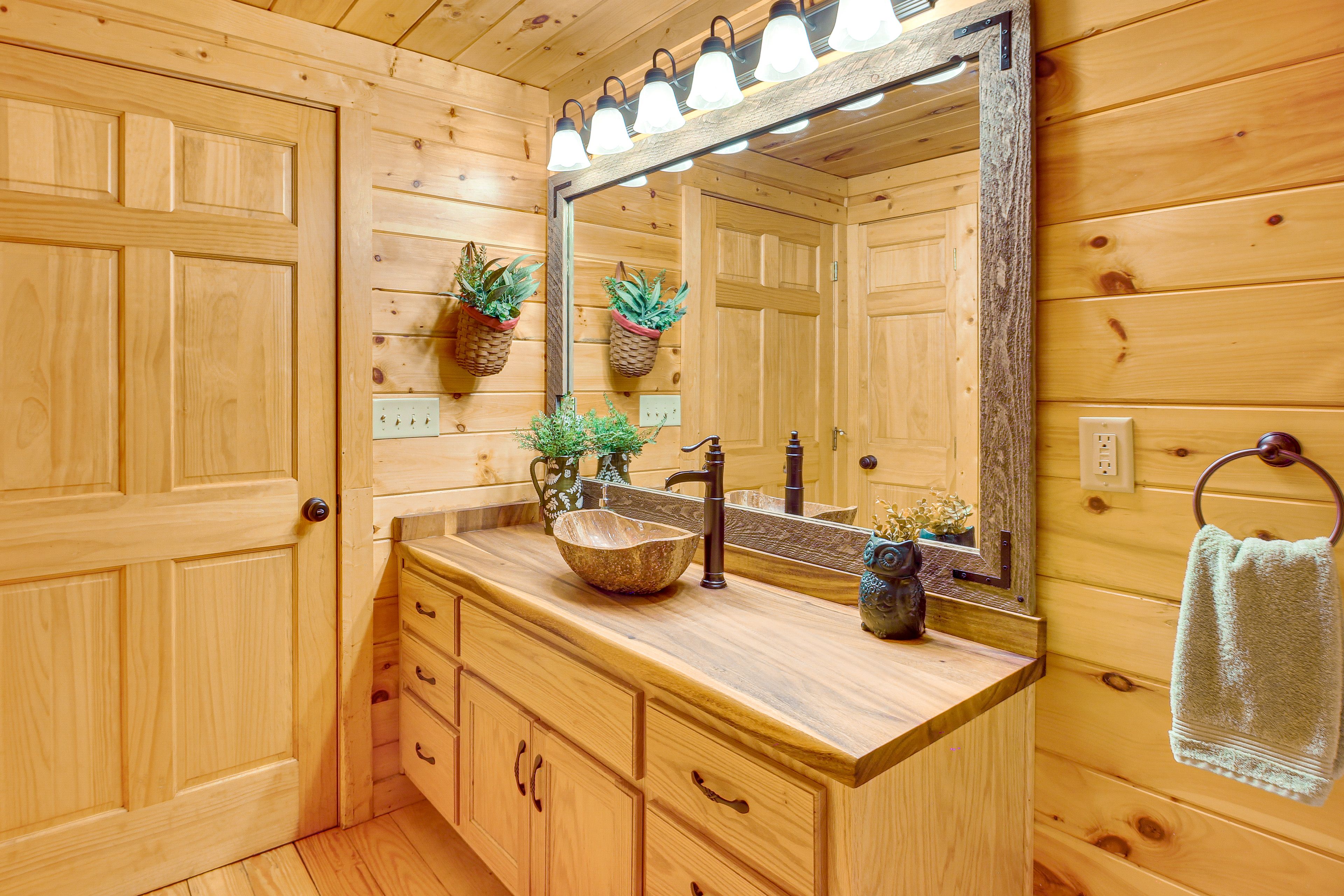 Full Bathroom | Jetted Tub | Basement Level