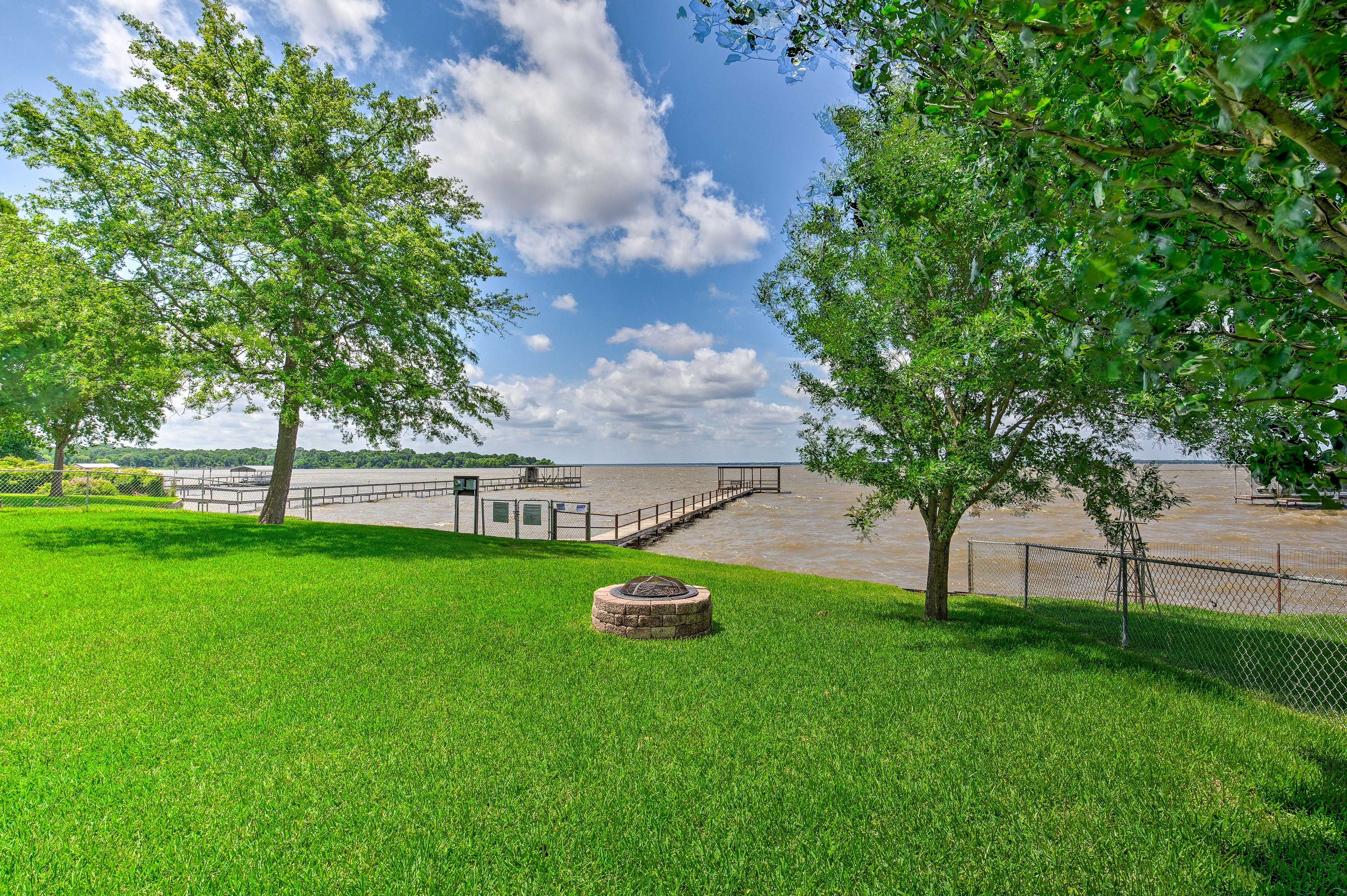 Cedar Creek Lake (Walking Distance) | Community Dock & Fire Pit