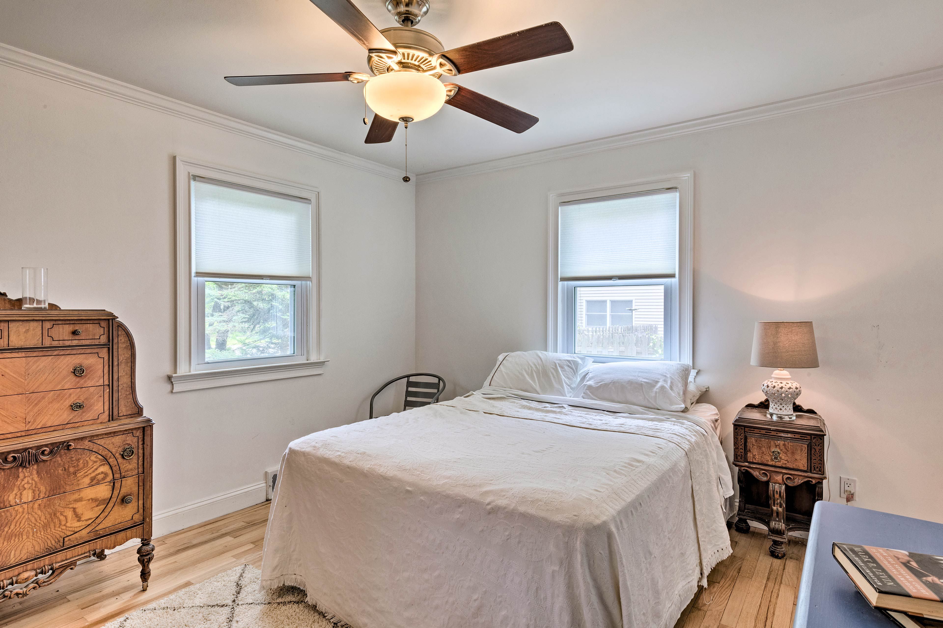 Bedroom 1 | Queen Bed