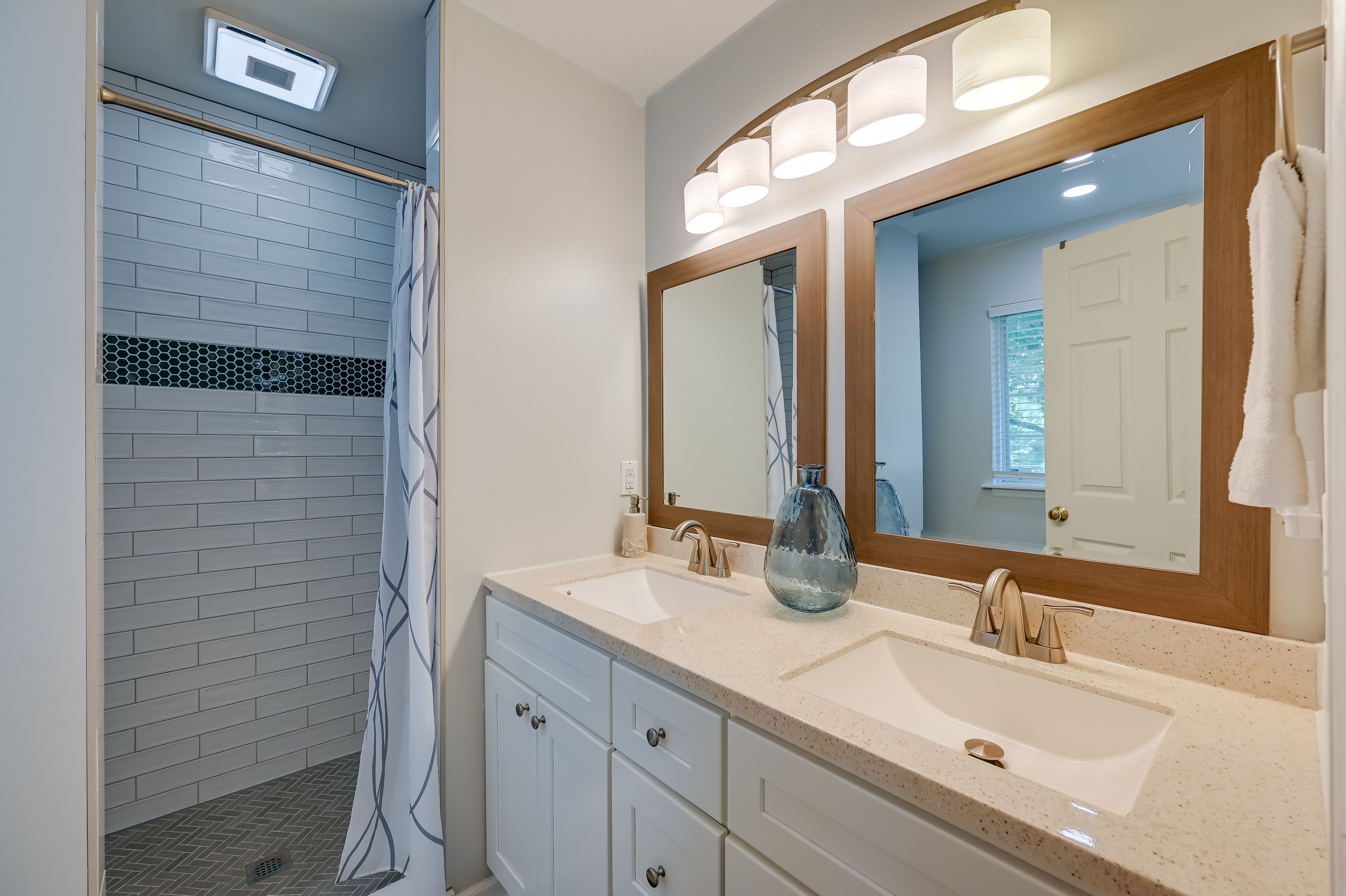 En-Suite Bathroom | Towels & Linens Provided