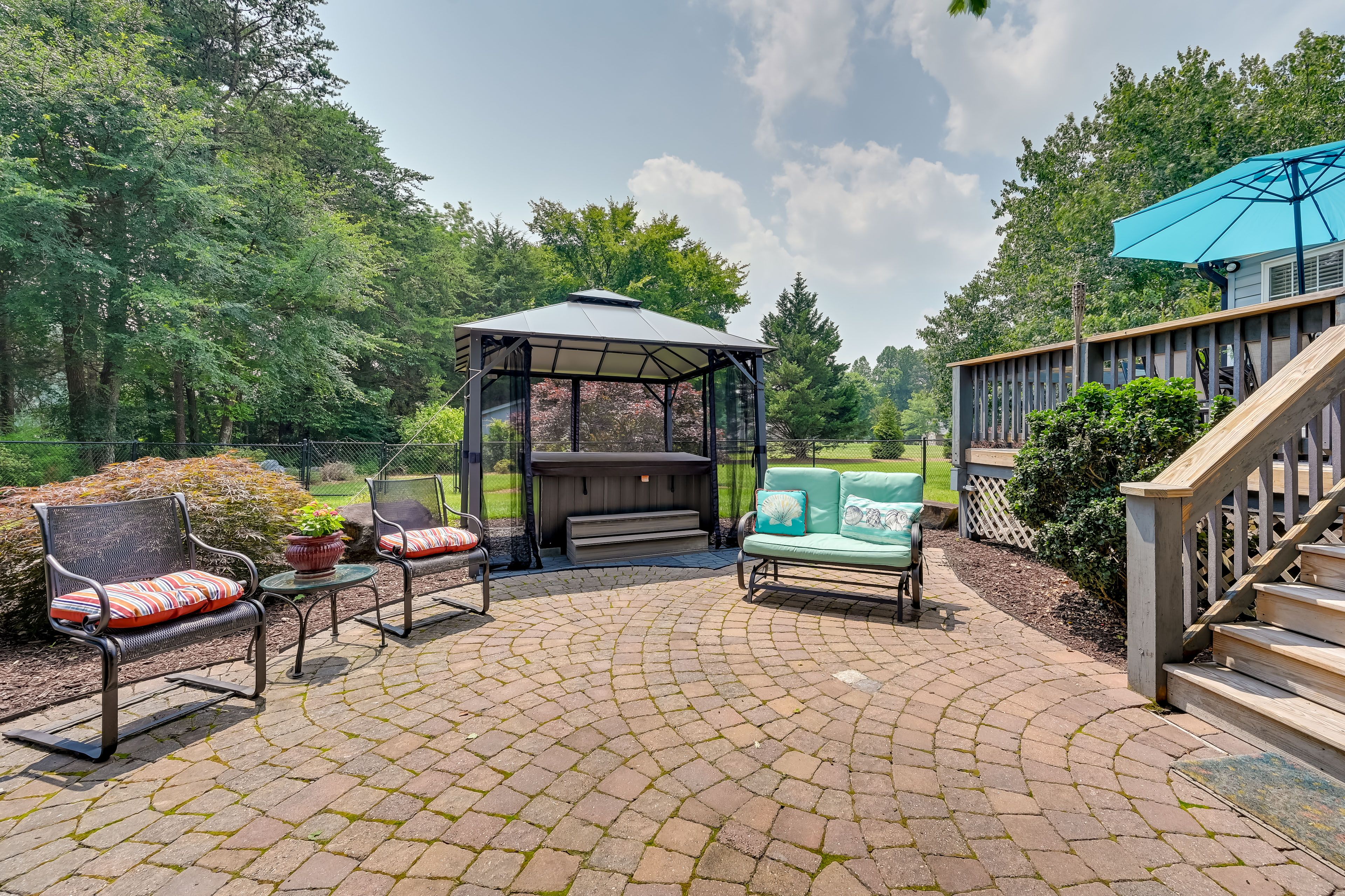Private Backyard | Hot Tub | Patio & Deck | Fire Pit