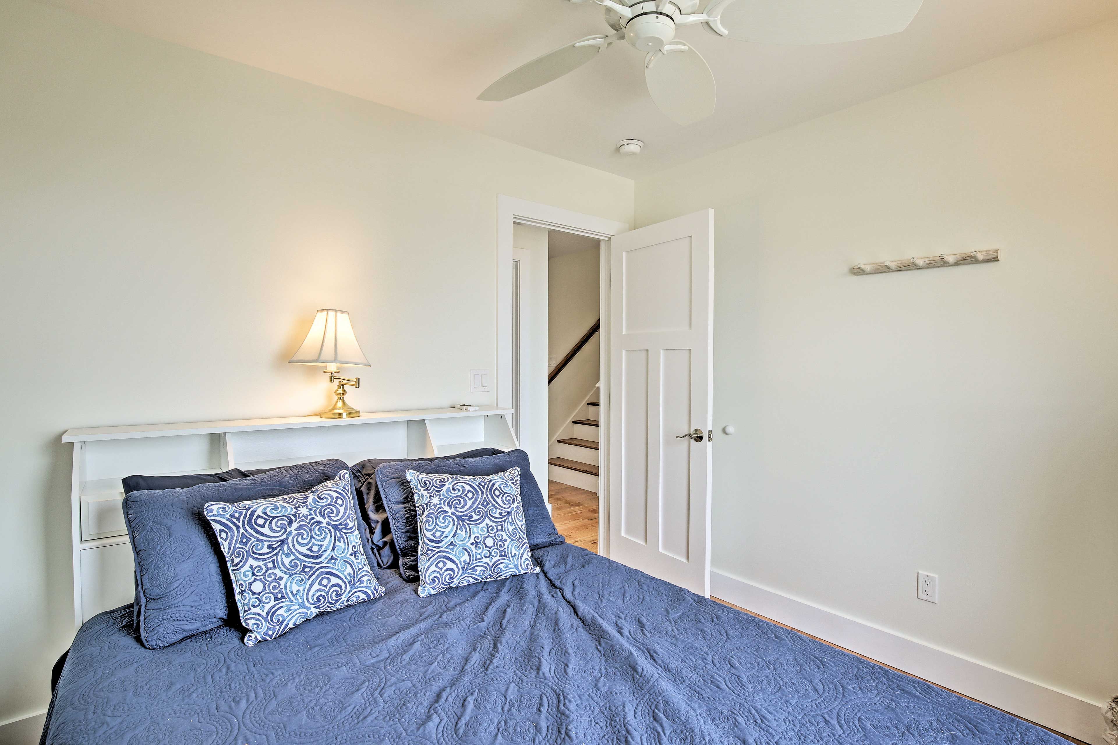 Two guests can stay in this room.