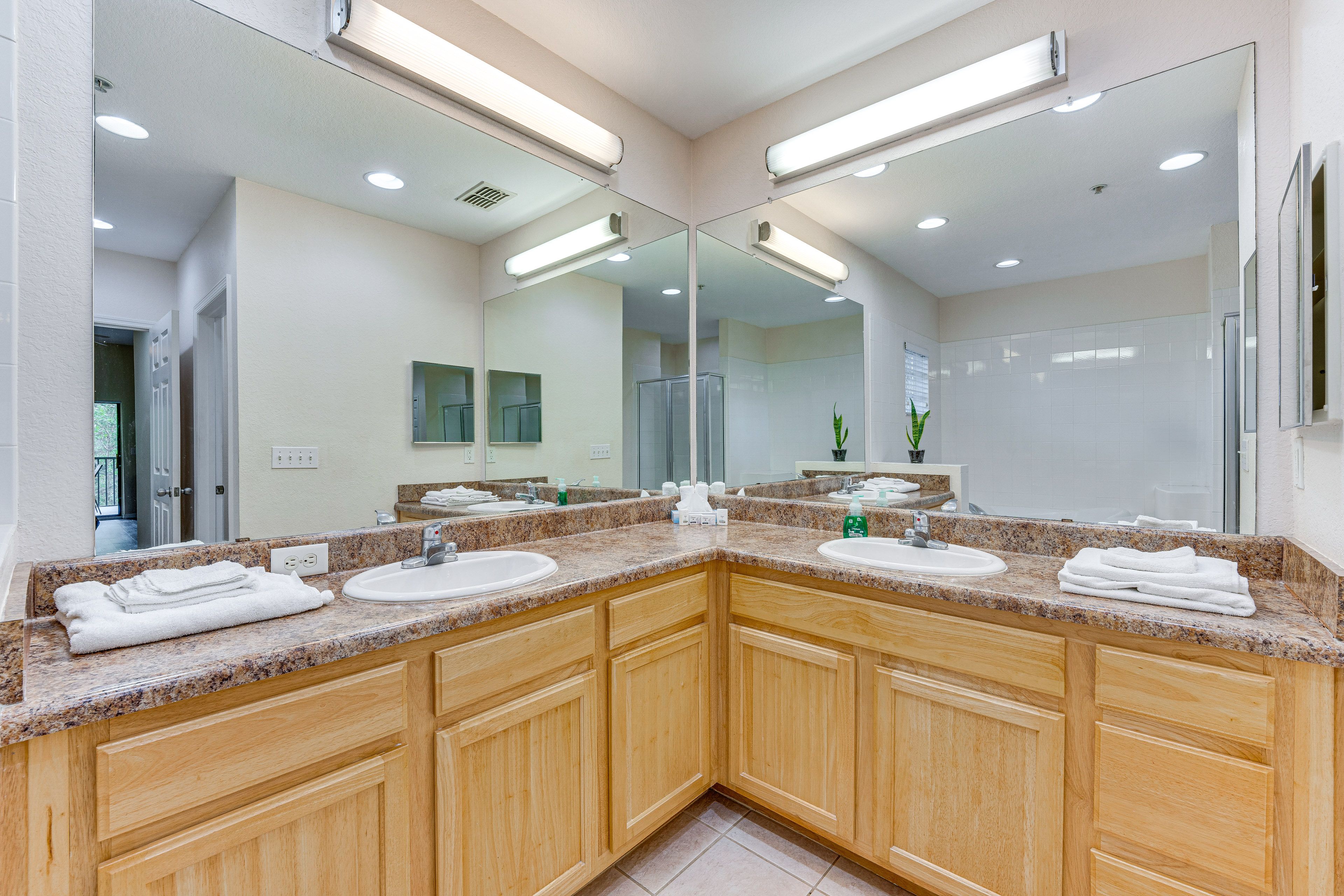 Full Bathroom | Complimentary Toiletries