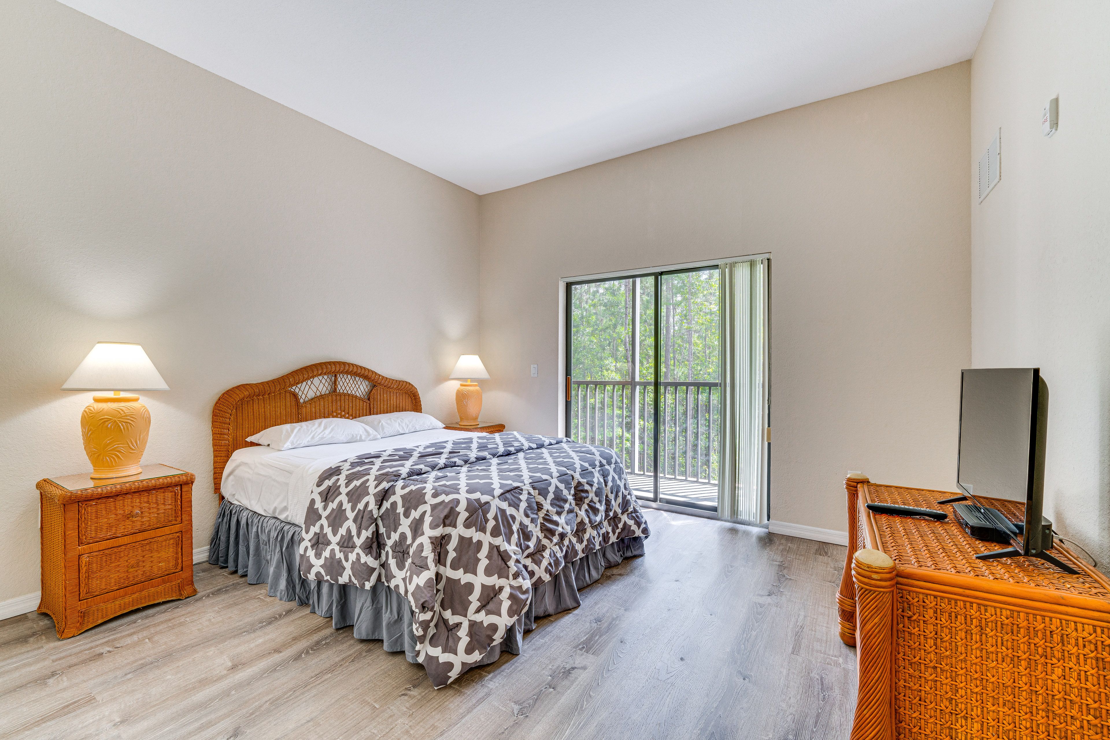 Bedroom 2 | Queen Bed | TV