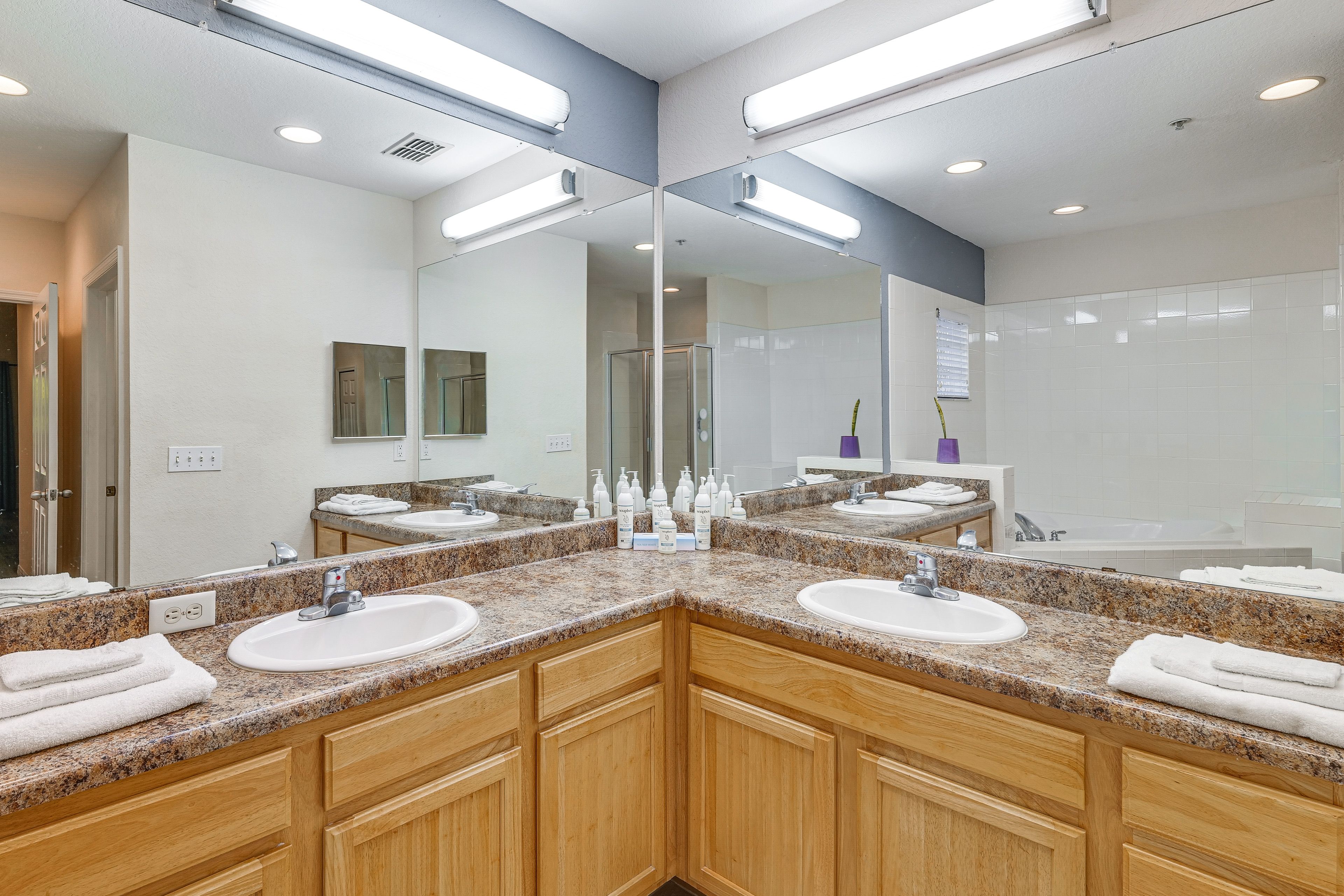 Full Bathroom | Complimentary Toiletries
