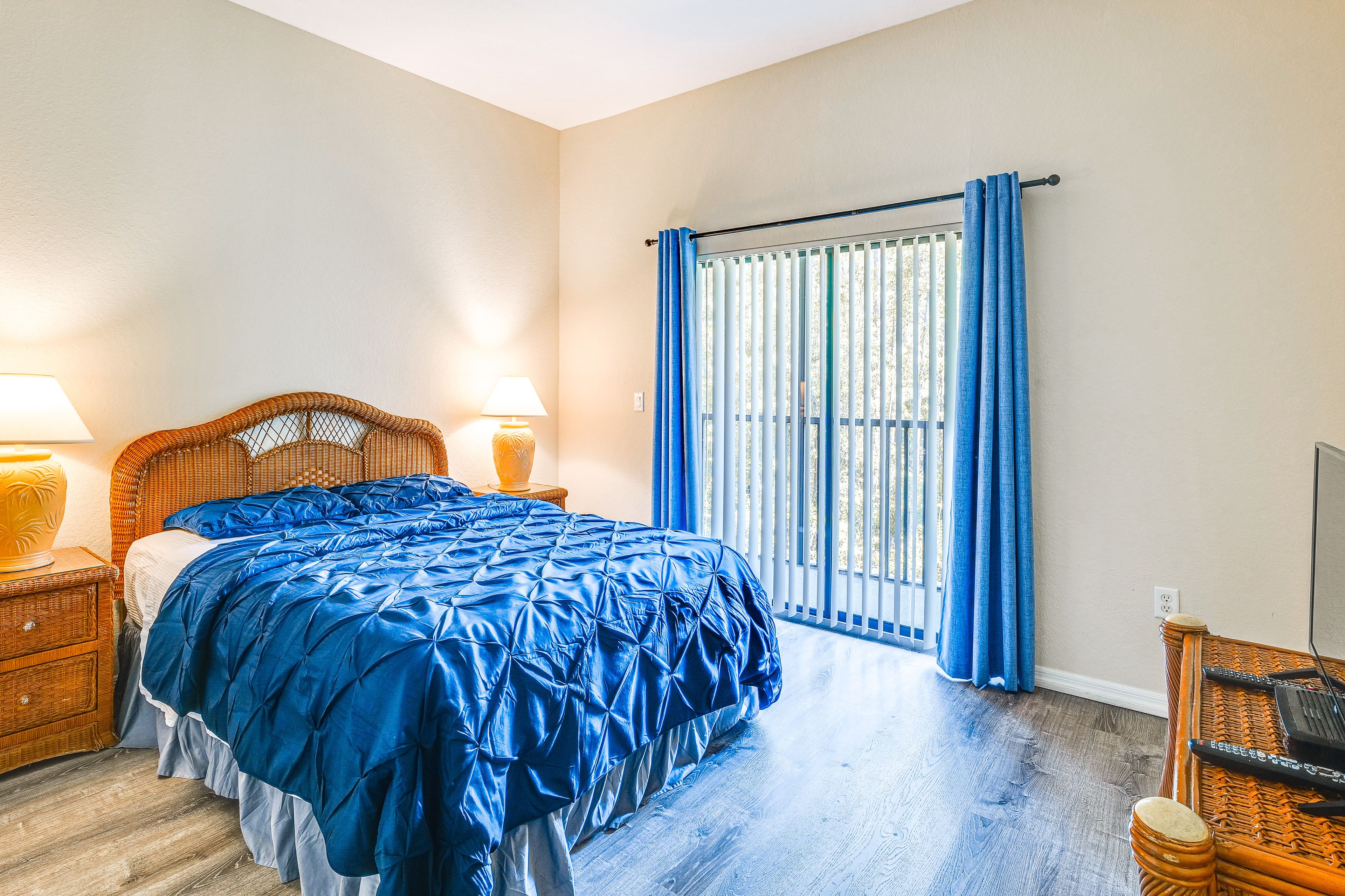 Bedroom 2 | Queen Bed | TV
