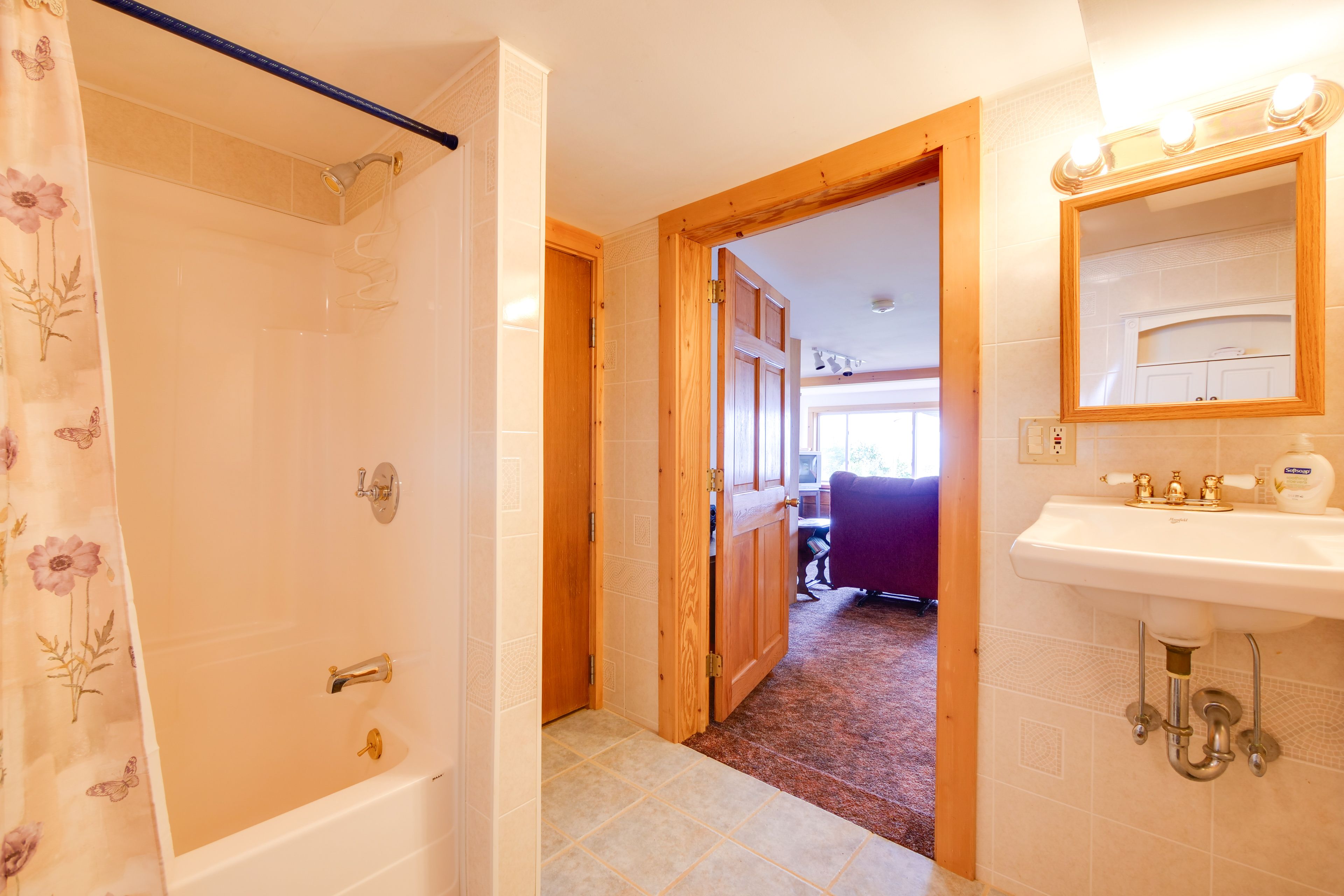 Full Bathroom | Linens & Towels | Main Level